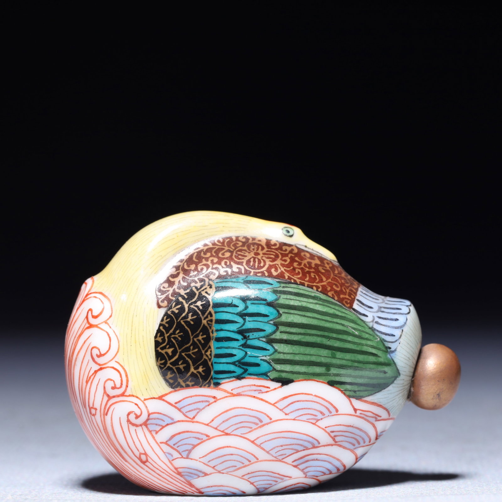 An Exquisite Famille-Rose Flower and Bird Pattern Snuff Bottle: An Exquisite Famille-Rose Flower and Bird Pattern Snuff Bottle,Qing Dynasty,China,Qianlong Four-character Mark,Size:2.2inx0.8inx1.6in,Weight:40.3g 粉彩花鸟纹鼻Ġ
