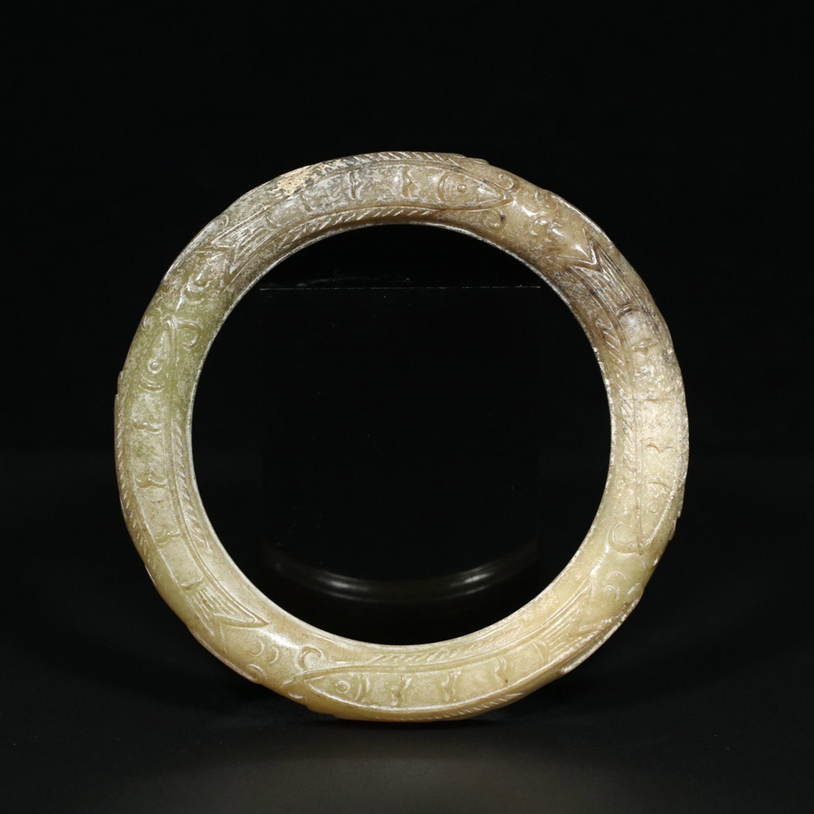 An Exquisite White Jade Fish Pattern Bracelet: An Exquisite White Jade Fish Pattern Bracelet,Western Zhou Dynasty,China,Size:3.2inx0.5inx2.4in,Weight:70.2g 白玉鱼纹手镯,中国西周时&#