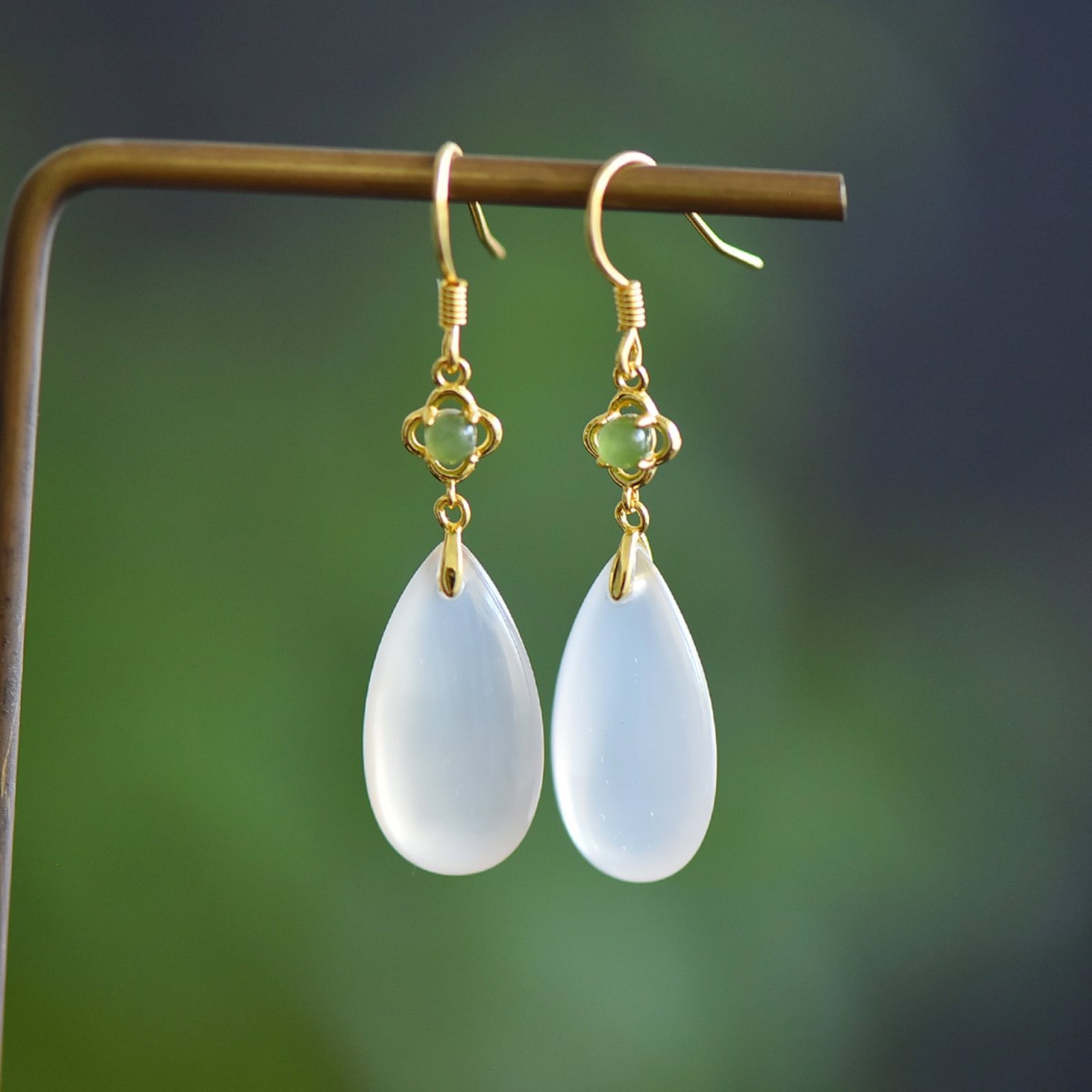 A Pair of Exquisite Sterling Silver-Gold Plated Inlaid White Agate Earrings: A Pair of Exquisite Sterling Silver-Gold Plated Inlaid White Agate Earrings,Size:0.4inx0.8in 一对纯银镀金镶白玛瑙耳环