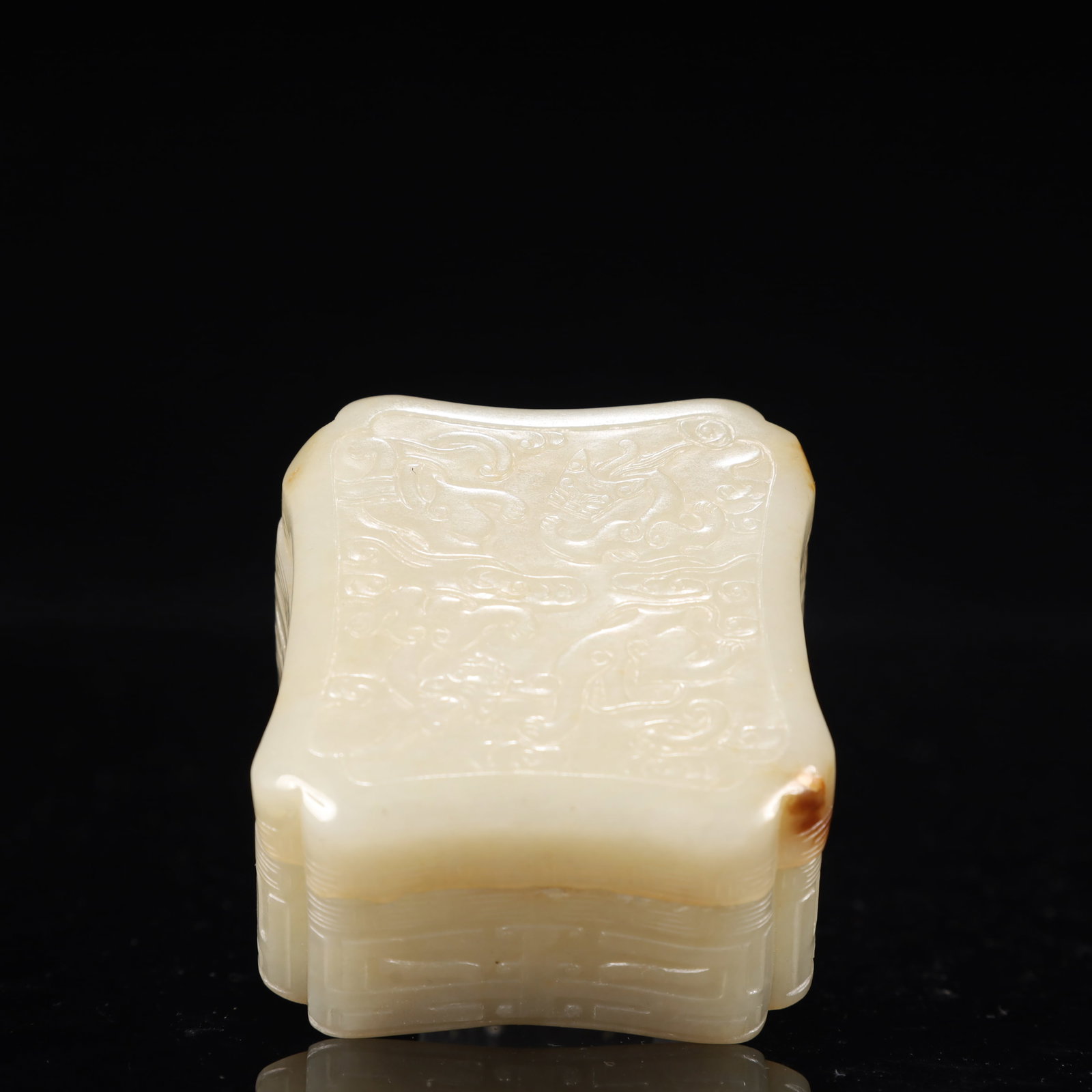 An Exquisite White Jade Auspicious Cloud and Dragon Pattern Cover Box (1 of 9)