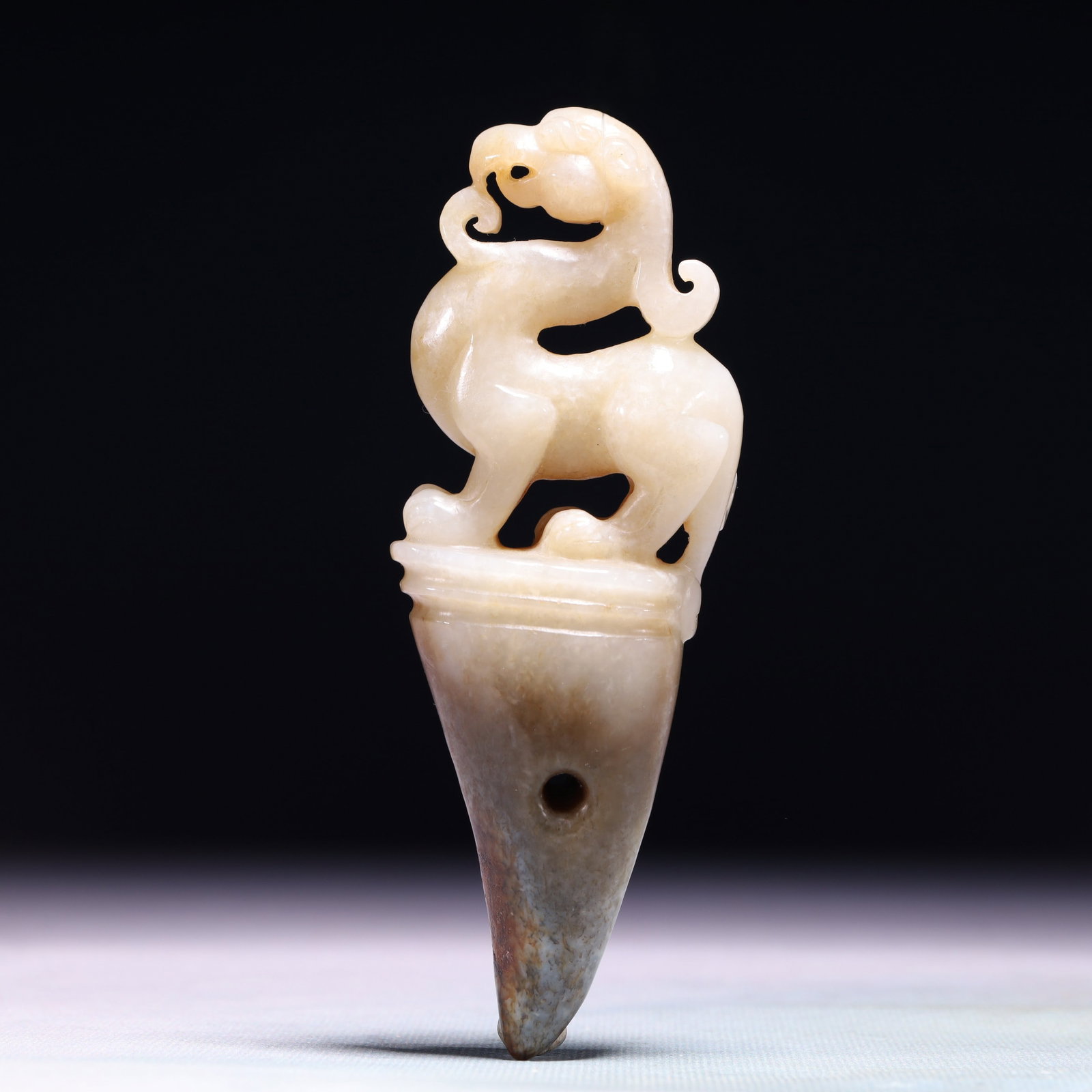 An Exquisite White Jade Beast Ornament: An Exquisite White Jade Beast Ornament,Qing Dynasty,China,Size:2inx0.8inx5.5in,Weight:180g 白玉兽摆件,中国清代