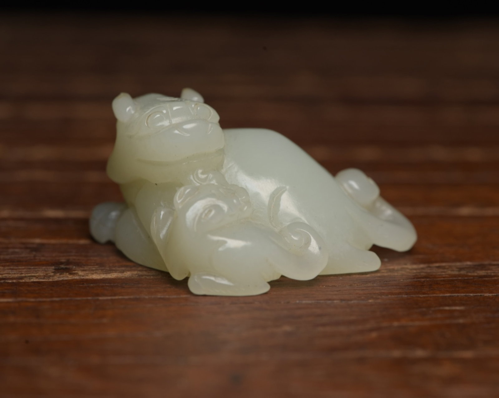 An Exquisite White Jade Beast Ornament: An Exquisite White Jade Beast Ornament,Qing Dynasty,China,Size:2inx1.3inx1in,Weight:41g 白玉兽摆件,中国清代