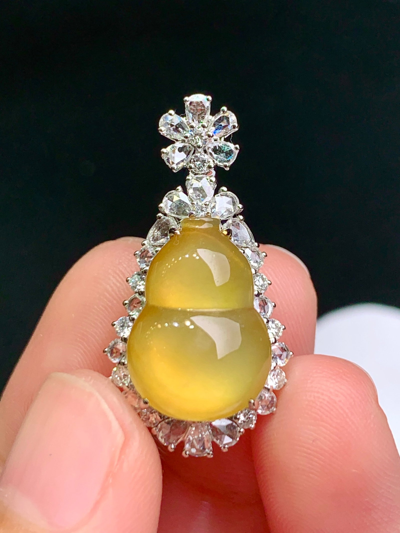 An Exquisite 18k Gold Diamond Inlaid Jadeite Pendant: An Exquisite 18k Gold Diamond Inlaid Jadeite Pendant,Size(Loose Stone):0.6inx0.4inmx0.2in 18k金钻镶嵌翡翠吊坠