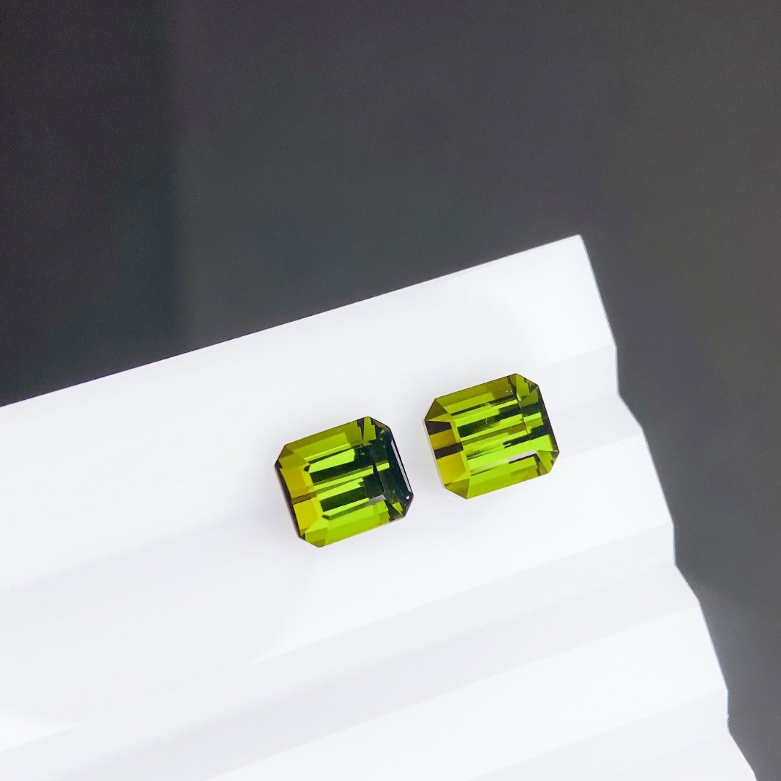 A Pair of 2.88Ctw Natural Tourmaline Earrings: A Pair of 2.88Ctw Natural Tourmaline Earrings,Size:0.2inx0.2inx0.2in 一对2.88Ctw天然碧玺耳钉