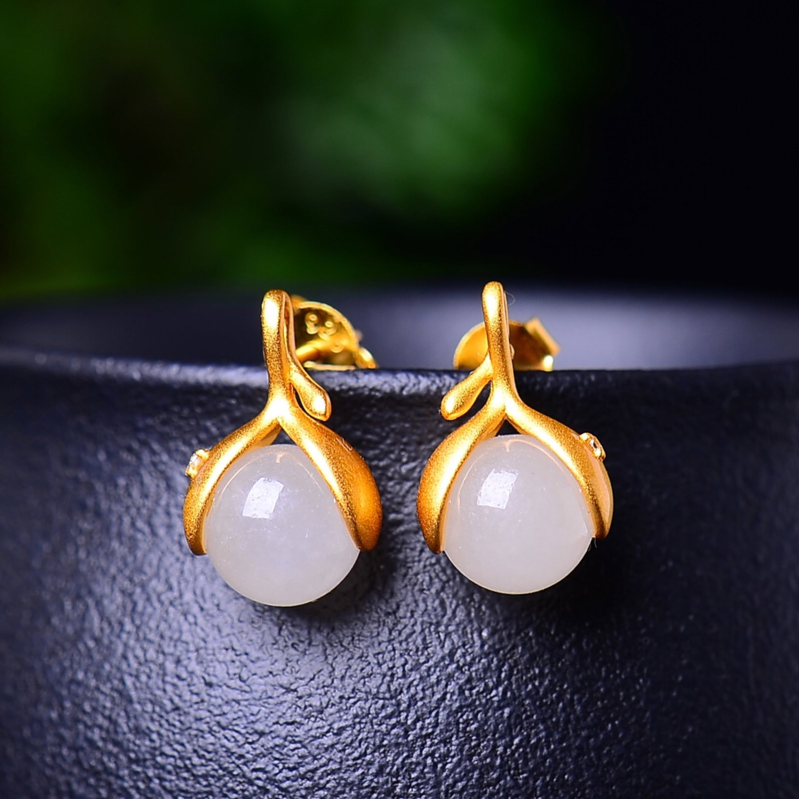 A Pair of Exquisite Sterling Silver-Gold Plated Inlaid White Jade Earrings: A Pair of Exquisite Sterling Silver-Gold Plated Inlaid White Jade Earrings,Size:0.3inx0.3in 一对纯银镀金镶白玉耳环