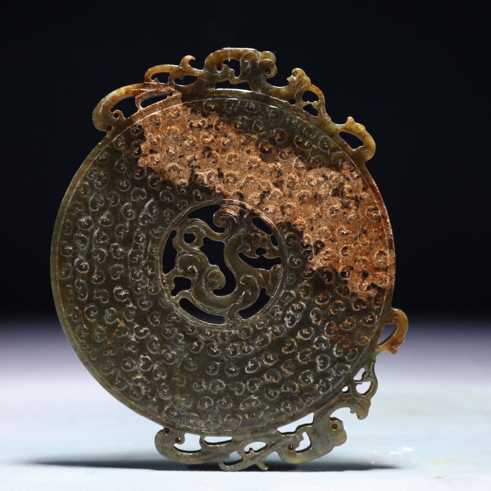 An Exquisite Jasper Auspicious Cloud Pattern Pendant: An Exquisite Jasper Auspicious Cloud Pattern Pendant,Qing Dynasty,China,Size:3.9inx4.9in,Weight:184.6g 碧玉祥云纹挂件,中国清代