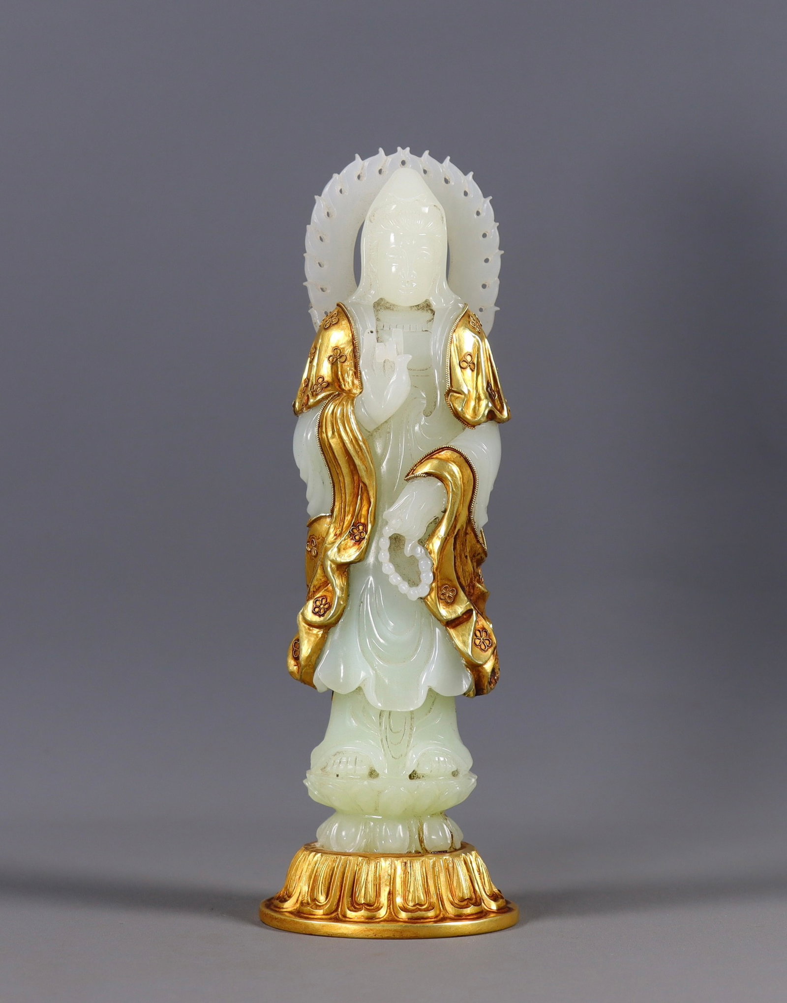 An Exquisite Gilt Silver Inlaid White Jade Statue of Avalokitesvara: An Exquisite Gilt Silver Inlaid White Jade Statue of Avalokitesvara,Qing Dynasty,China,Size:6.7inx2.2inx2in,Weight:334g 银鎏金嵌白玉观音像,中