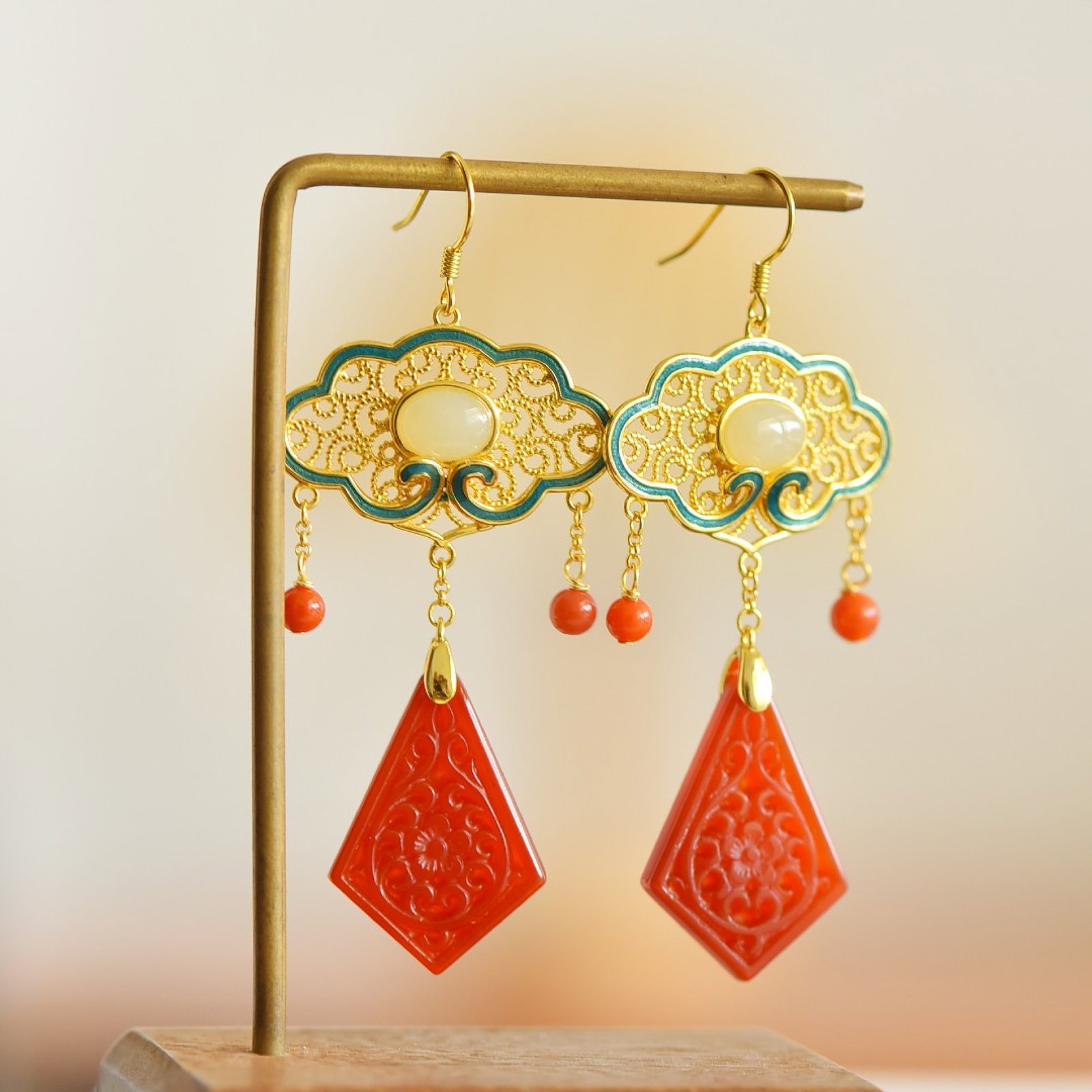 A Pair of Exquisite Sterling Silver-Gold Plated Inlaid Agate Earrings: A Pair of Exquisite Sterling Silver-Gold Plated Inlaid Agate Earrings 一对纯银镀金镶玛瑙耳环