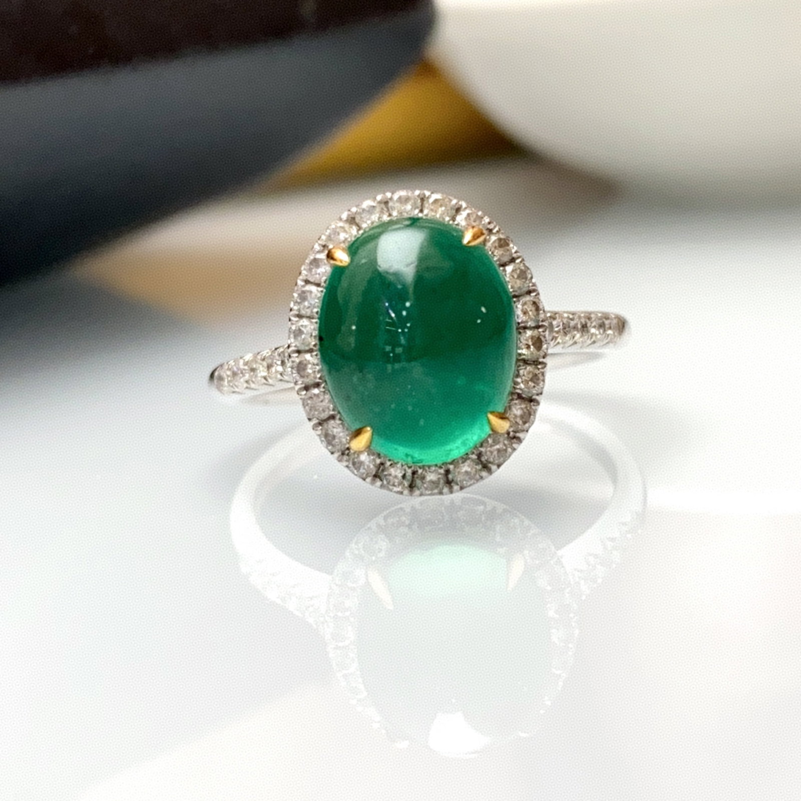 A Exquisite 18k Gold Inlaid 3.80ct Natural Vivid Green Ring,Inlaid Diamond: A Exquisite 18k Gold Inlaid 3.80ct Natural Vivid Green Ring,Inlaid Diamond,Total Weight:3.76g 18k金镶 3.80ct 天然祖母绿戒指,嵌钻௾
