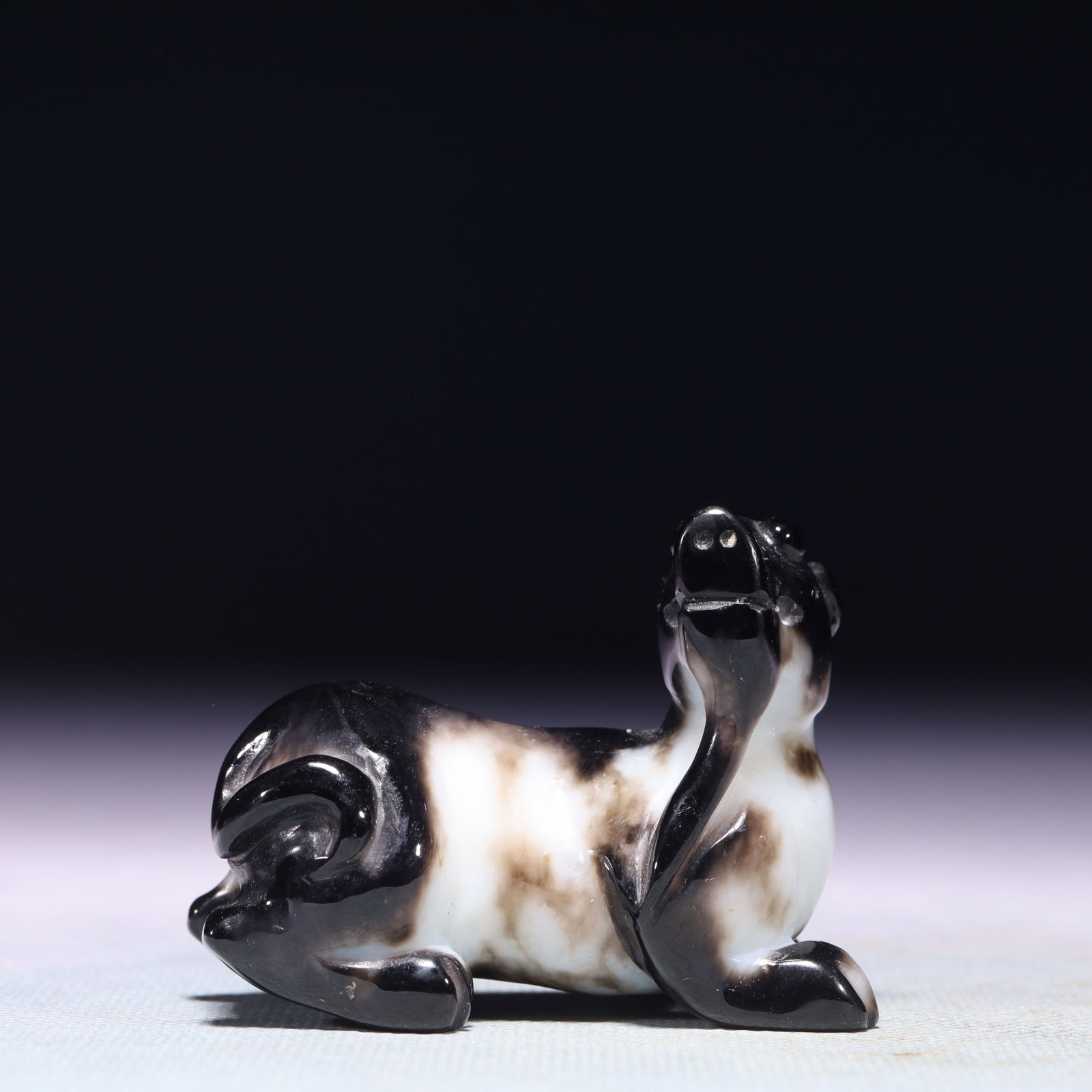 An Exquisite White Jade Unicorn Ornament: An Exquisite White Jade Unicorn Ornament,Qing Dynasty,China,Size:2.4inx1.2inx1.8in,Weight:107.5g 白玉独角兽摆件,中国清代