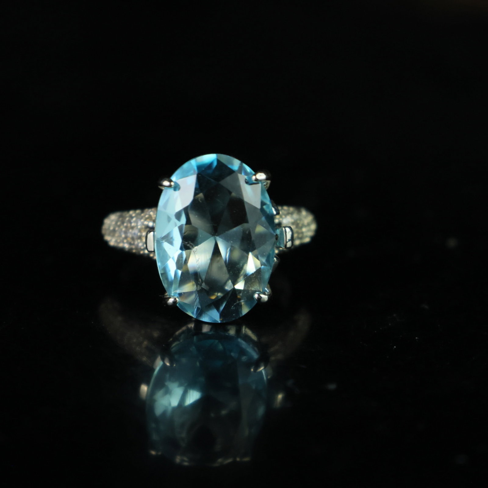 An Exquisite Ring: An Exquisite Ring,Size:0.6inx0.5in 一个精美的戒指
