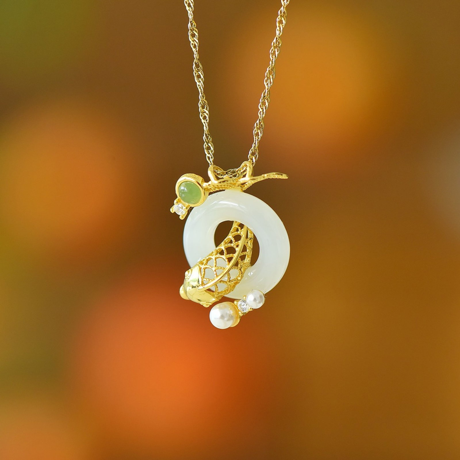 An Exquisite Sterling Silver Inlaid White Jade Fish Pattern Necklace: An Exquisite Sterling Silver Inlaid White Jade Fish Pattern Necklace,Size:0.6inx0.6in 纯银镶白玉鱼纹项链