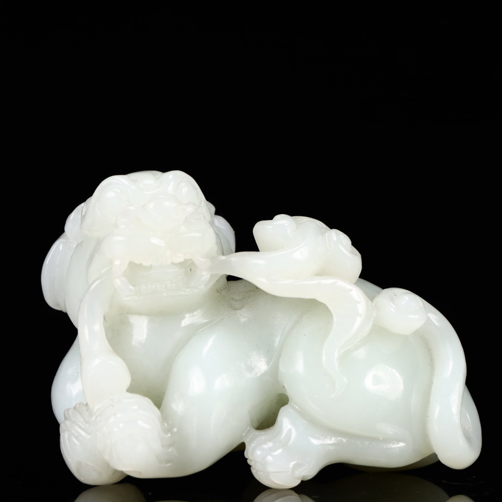 An Exquisite White Jade Lion Ornament: An Exquisite White Jade Lion Ornament,Qing Dynasty, China,Size:2.8inx1.6inx2in,Weight:198g 白玉狮子摆件,中国清代