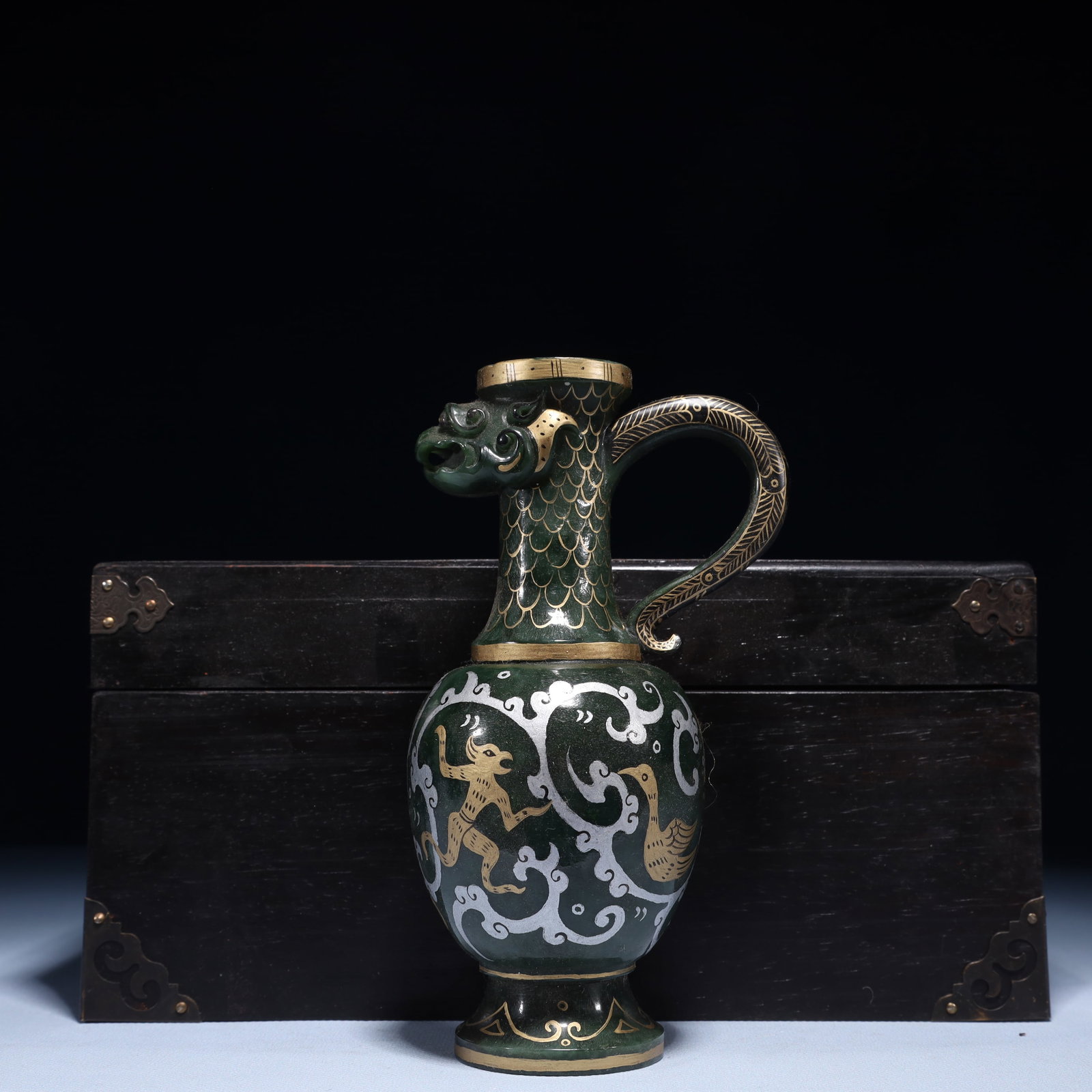 An Exquisite Jasper Inlaid Gold and Silver Animal Pattern Pot: An Exquisite Jasper Inlaid Gold and Silver Animal Pattern Pot,Qing Dynasty,China,Size:3.5inx2.8inx7.1in,(Box)10.6inx6.7inx5.5in,Weight:650g 碧玉错金银动物 