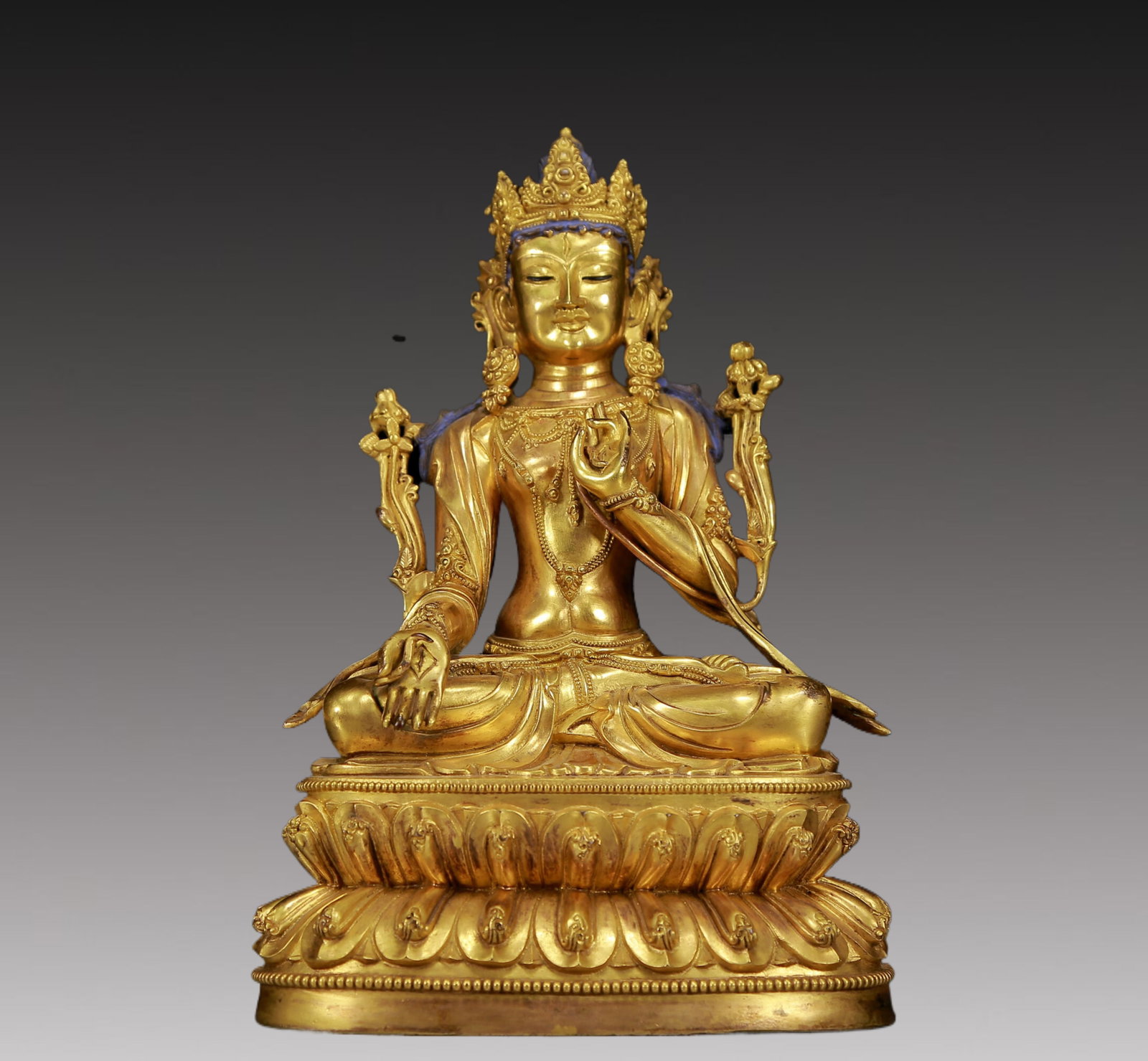 An Exquisite Gilt Bronze Statue of Avalokitesvara: An Exquisite Gilt Bronze Statue of Avalokitesvara,Ming Dynasty, China,Yongle Six-character Mark,Size:6.3inx4.3inx9.8in,Weight:3465g