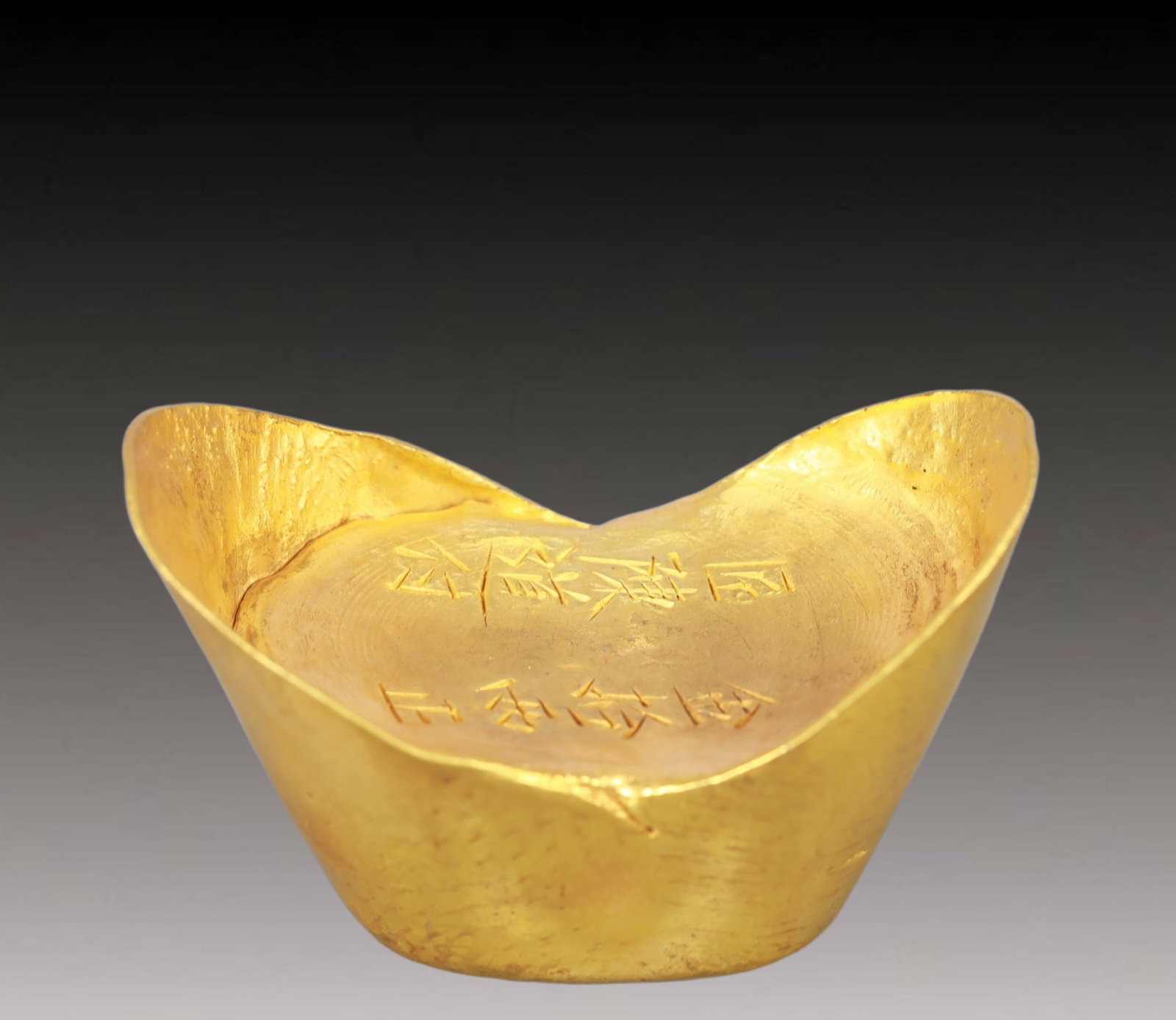 An Exquisite Sterling silver-Gilt Ingot: An Exquisite Sterling silver-Gilt Ingot. Size:2.6inx1.6inx1.6in; Weight:361g 纯银鎏金元宝
