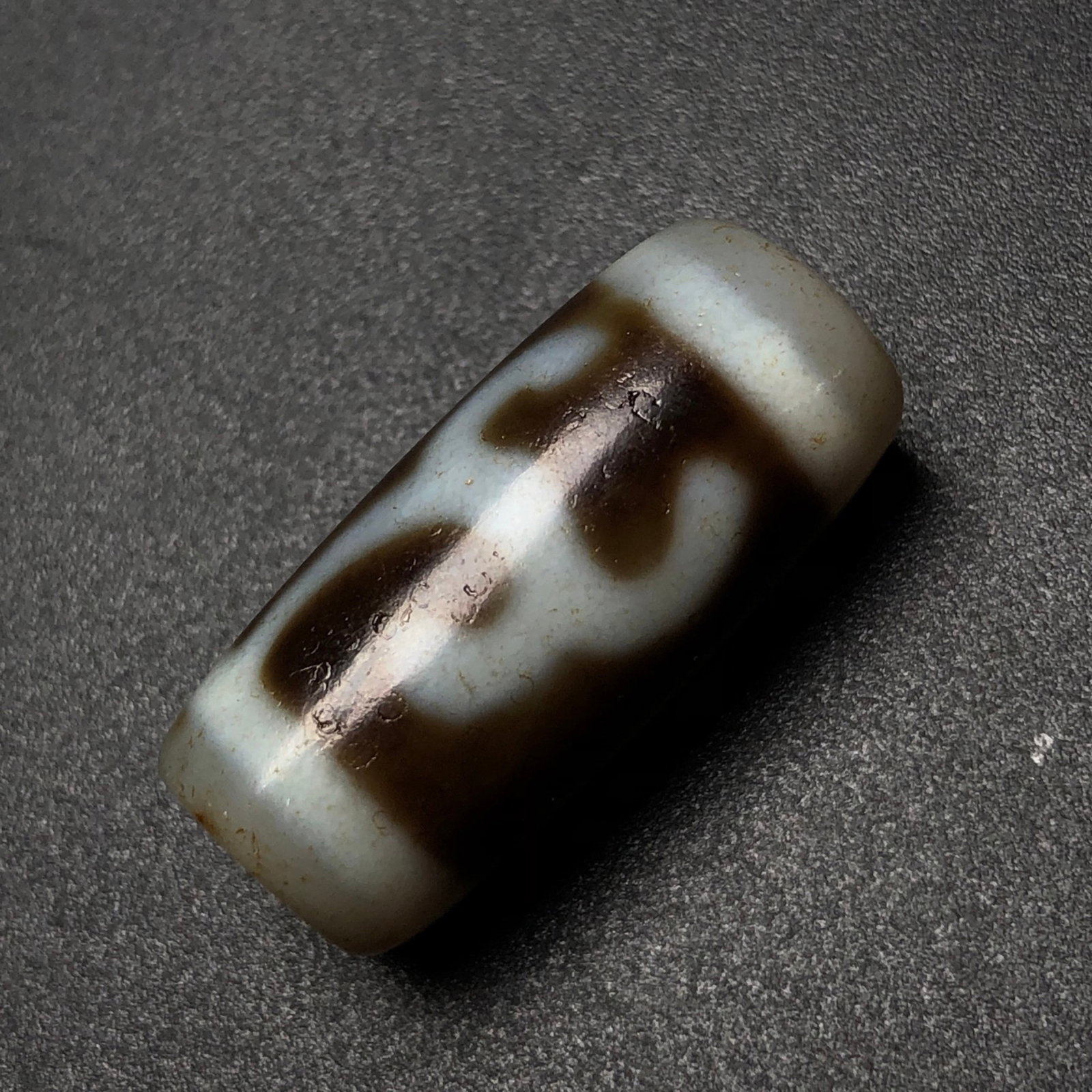 An Exquisite Dzi Bead Pendant: An Exquisite Dzi Bead Pendant,Size:1.1inx0.5in,Weight:8.4g 天珠挂件