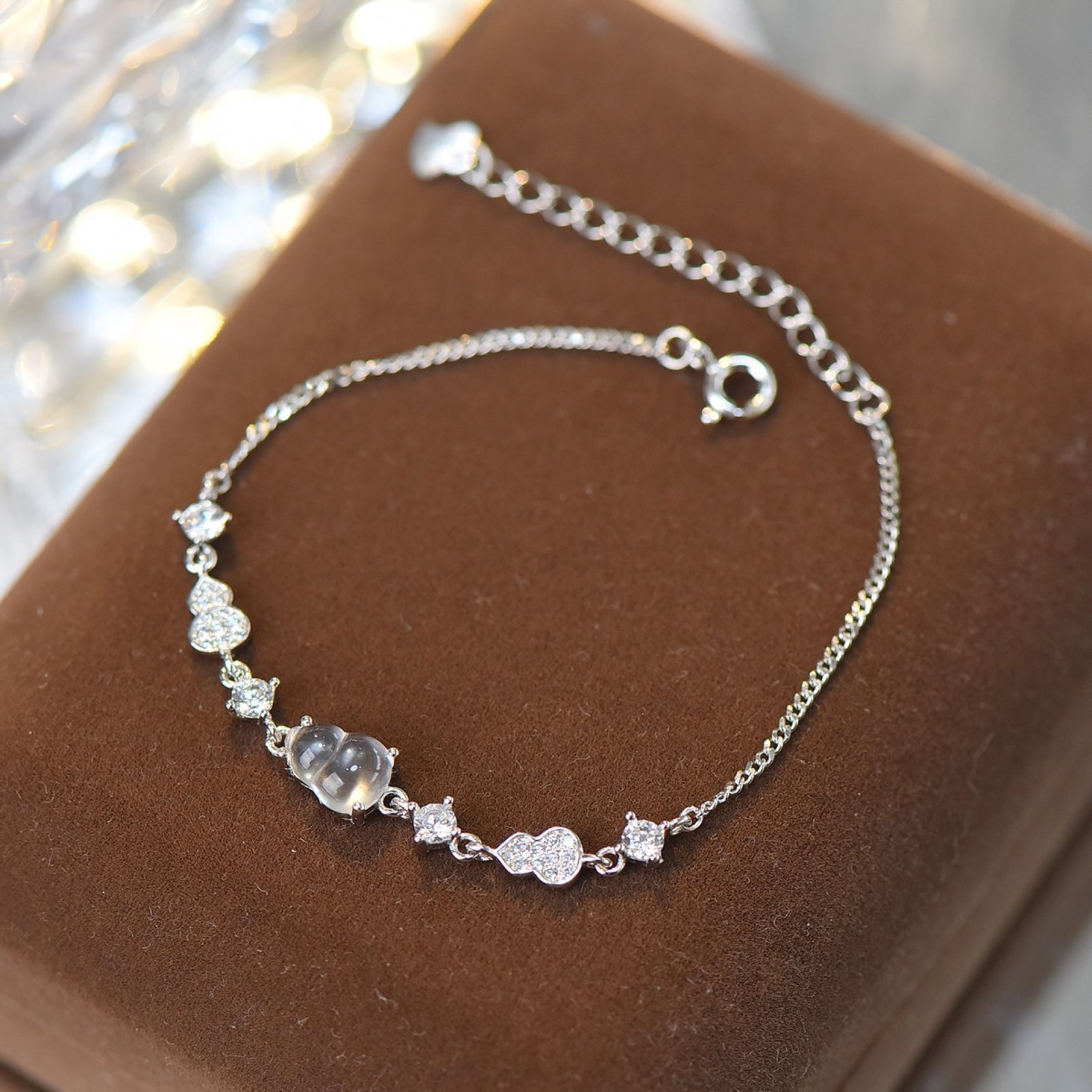 An Exquisite Sterling Silver-Gold Plated Inlaid White Jade Bracelet,Inlaid Diamond: An Exquisite Sterling Silver-Gold Plated Inlaid White Jade Bracelet,Inlaid Diamond,Size:0.2inx0.3in 纯银镀金镶白玉手链,嵌钻石