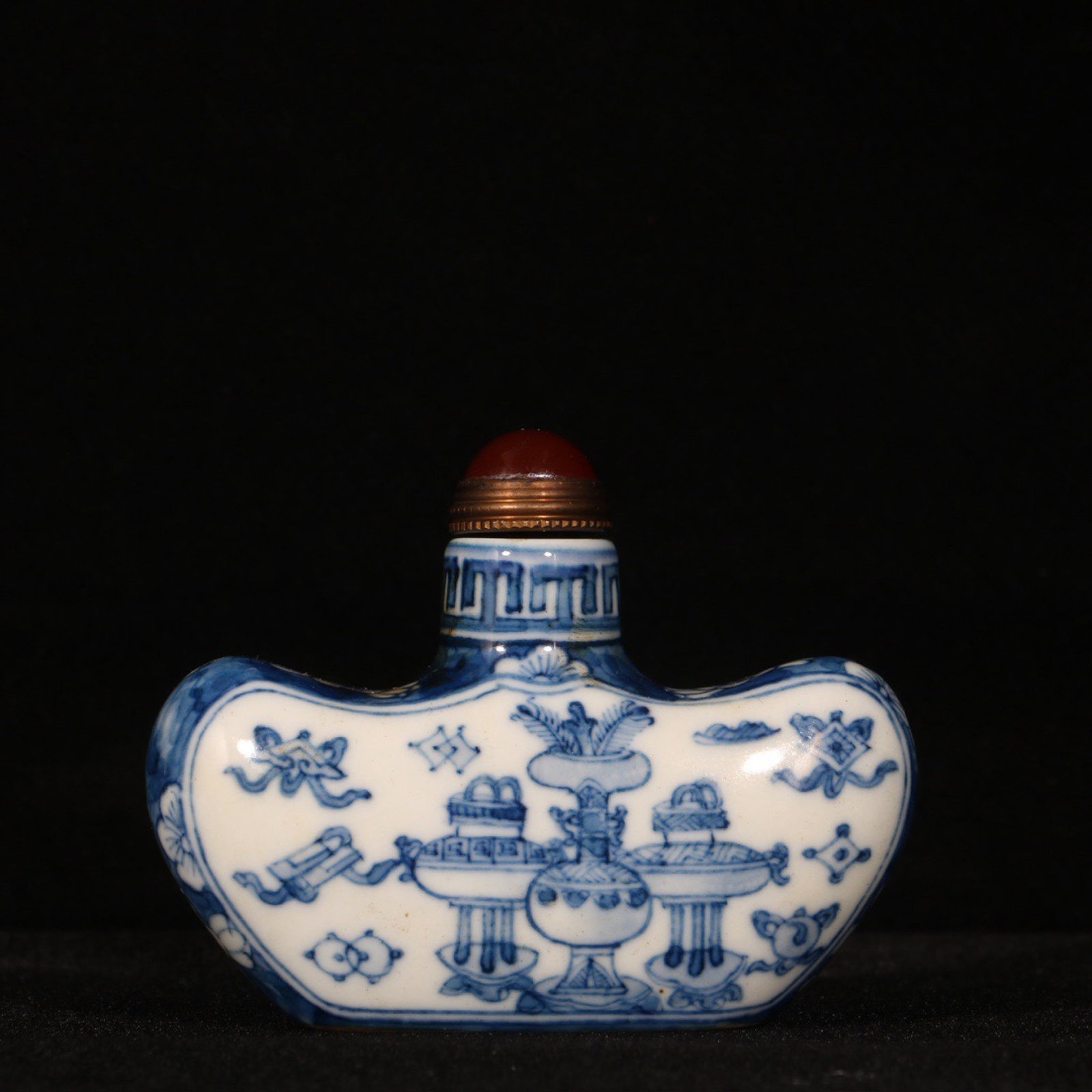 An Exquisite Blue and White Flower Pattern Snuff Bottle: An Exquisite Blue and White Flower Pattern Snuff Bottle,Qing Dynasty,China,Kangxi Six-character Mark,Size:2.2inx2.8in 青花花卉纹鼻烟壶,中国&