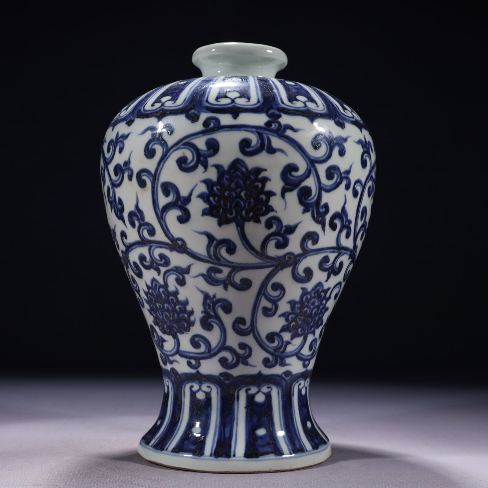 An Exquisite Blue and White Lotus Pattern Vase: An Exquisite Blue and White Lotus Pattern Vase,Ming Dynasty,China,Xuande Six-character Mark,Size:7.1inx12.2in,Weight:2150g