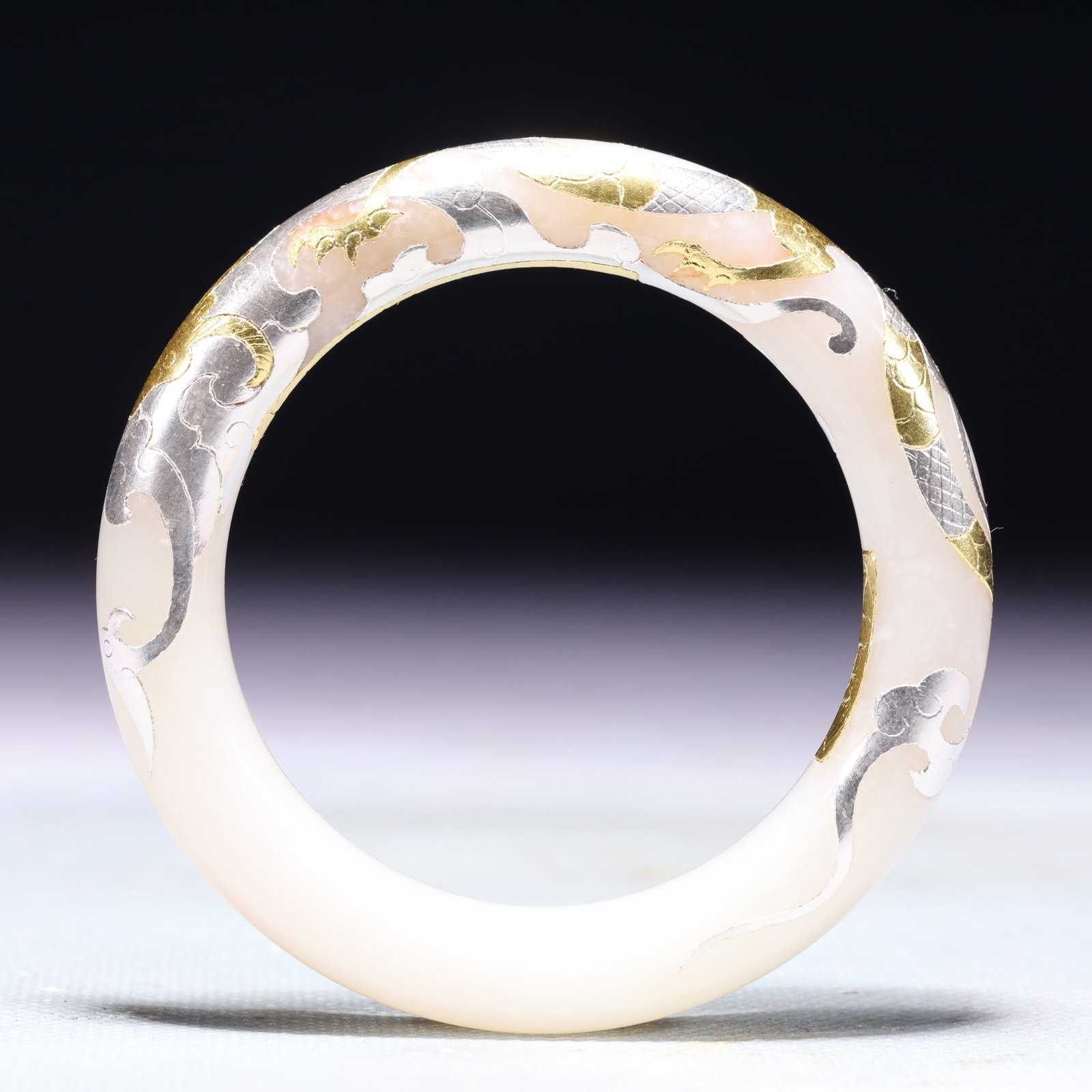 An Exquisite White Jade Inlaid Gold and Silver Auspicious Cloud Pattern Bracelet: An Exquisite White Jade Inlaid Gold and Silver Auspicious Cloud Pattern Bracelet,Qing Dynasty,China,Size:2.6in,Weight:66.1g 白玉错金银祥云纹手&