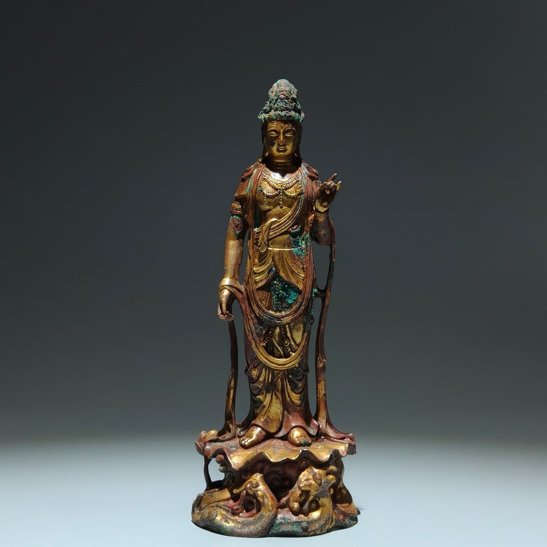 A Solemn Gilt Bronze Statue of Avalokitesvara: A Solemn Gilt Bronze Statue of Avalokitesvara,Tang Dynasty,China,Size:10.2inx3.5inx3.3in 铜鎏金观音像,中国唐代
