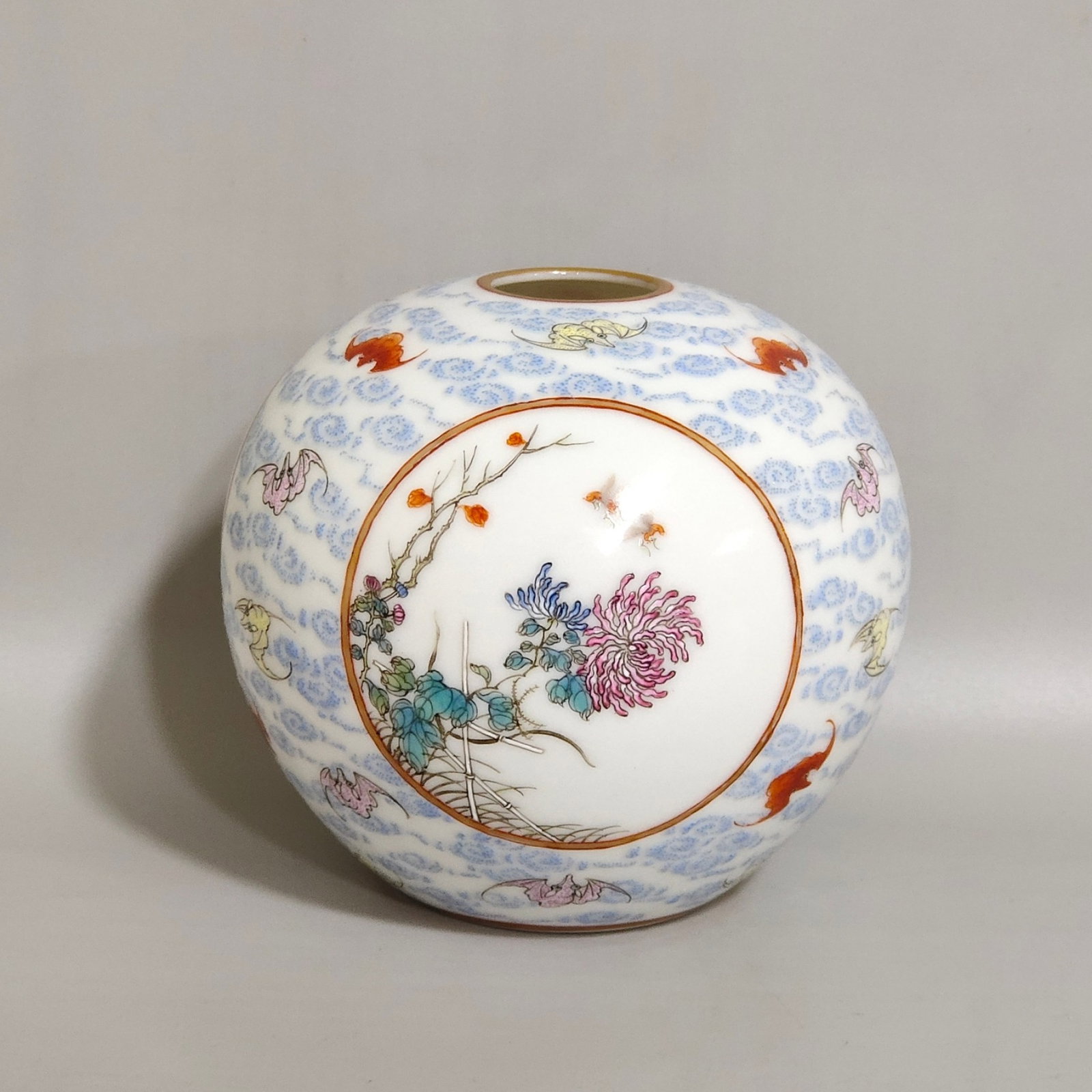 An Exquisite Famille-Rose Painted Gold Flower Pattern Water Pot: An Exquisite Famille-Rose Painted Gold Flower Pattern Water Pot,Qing Dynasty,China,With Mark,Size:3inx3.1in 粉彩描金花卉纹水盂,中国