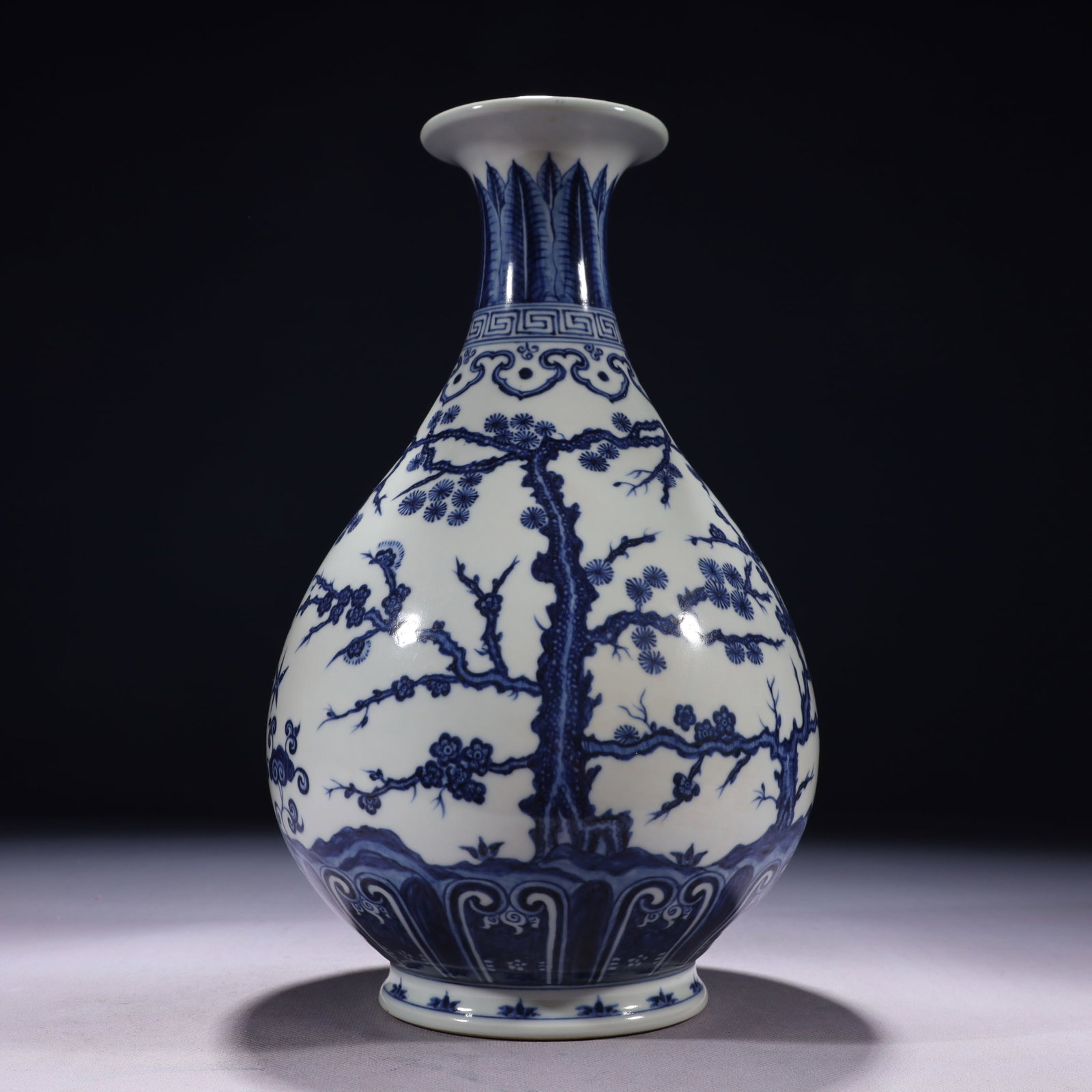 An Exquisite Blue and White Pine,Bamboo and Plum Blossom Pattern Vase: An Exquisite Blue and White Pine,Bamboo and Plum Blossom Pattern Vase,Ming Dynasty,China,Xuande Six-character Mark,Size:7.1inx12.6in,Weight:2050g 青花松竹梅纹ல