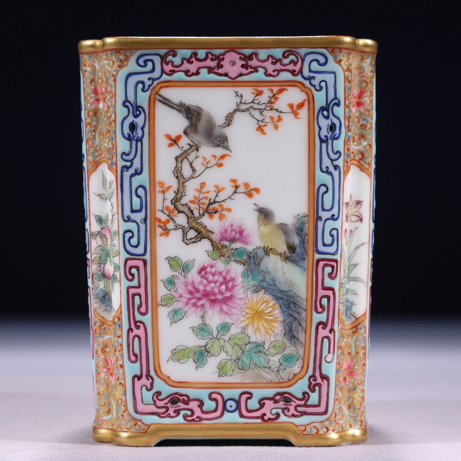 An Exquisite Famille-Rose Painted Gold Flower and Bird Pattern Brush Pot: An Exquisite Famille-Rose Painted Gold Flower and Bird Pattern Brush Pot,Qing Dynasty,China,Qianlong Four-character Mark,Size:3.1inx4.3in,Weight:400g