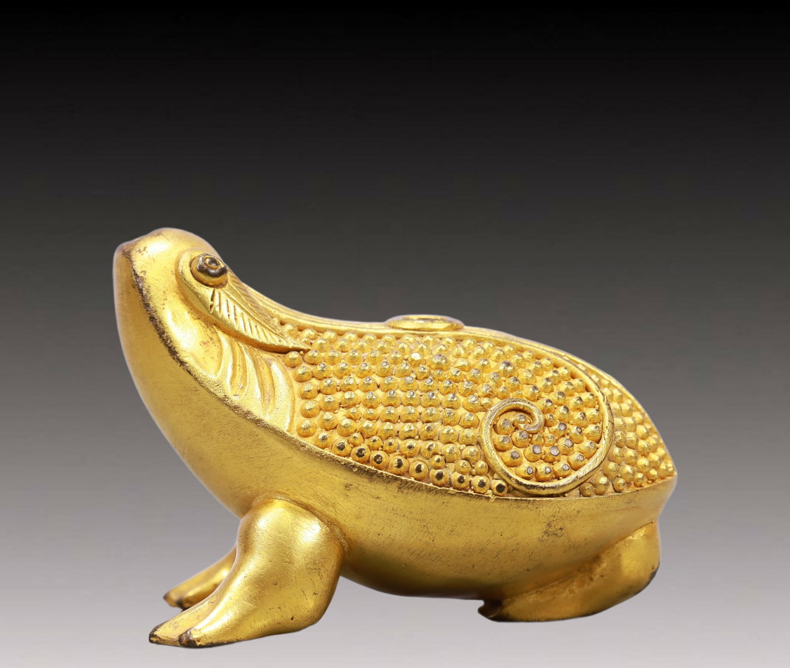 An Exquisite Gilt Bronze Toad Ornament: An Exquisite Gilt Bronze Toad Ornament,Ming Dynasty, China,Size:4.3inx2.6inx2.8in Weight:750g 铜鎏金蟾蜍摆件,中国明代