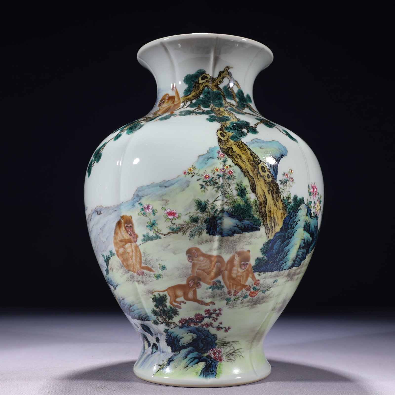 An Exquisite Enamel ?? Monkey Patten Vase,with poem (1 of 11)