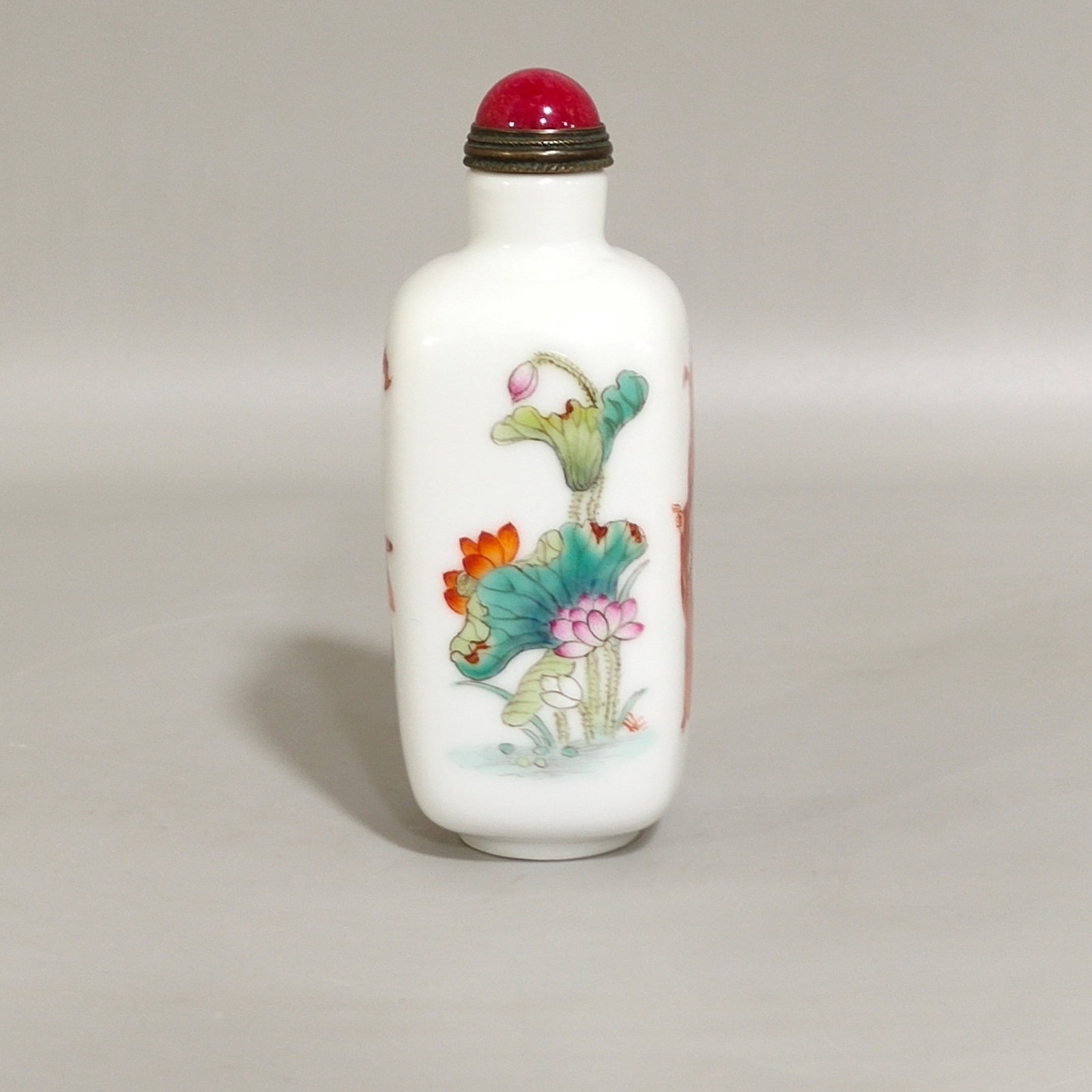 An Exquisite Iron-Red Figure Pattern Snuff Bottle - 2