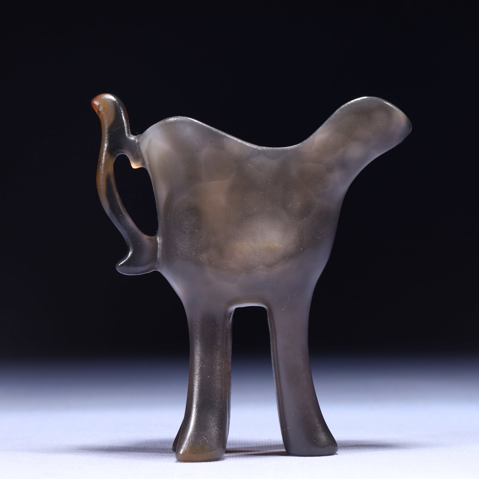 An Exquisite Agate Tripod Cup: An Exquisite Agate Tripod Cup,Qing Dynasty,China,Size:4.5inx2.2inx5.3in,Weight:245g 玛瑙三足杯子,中国清代