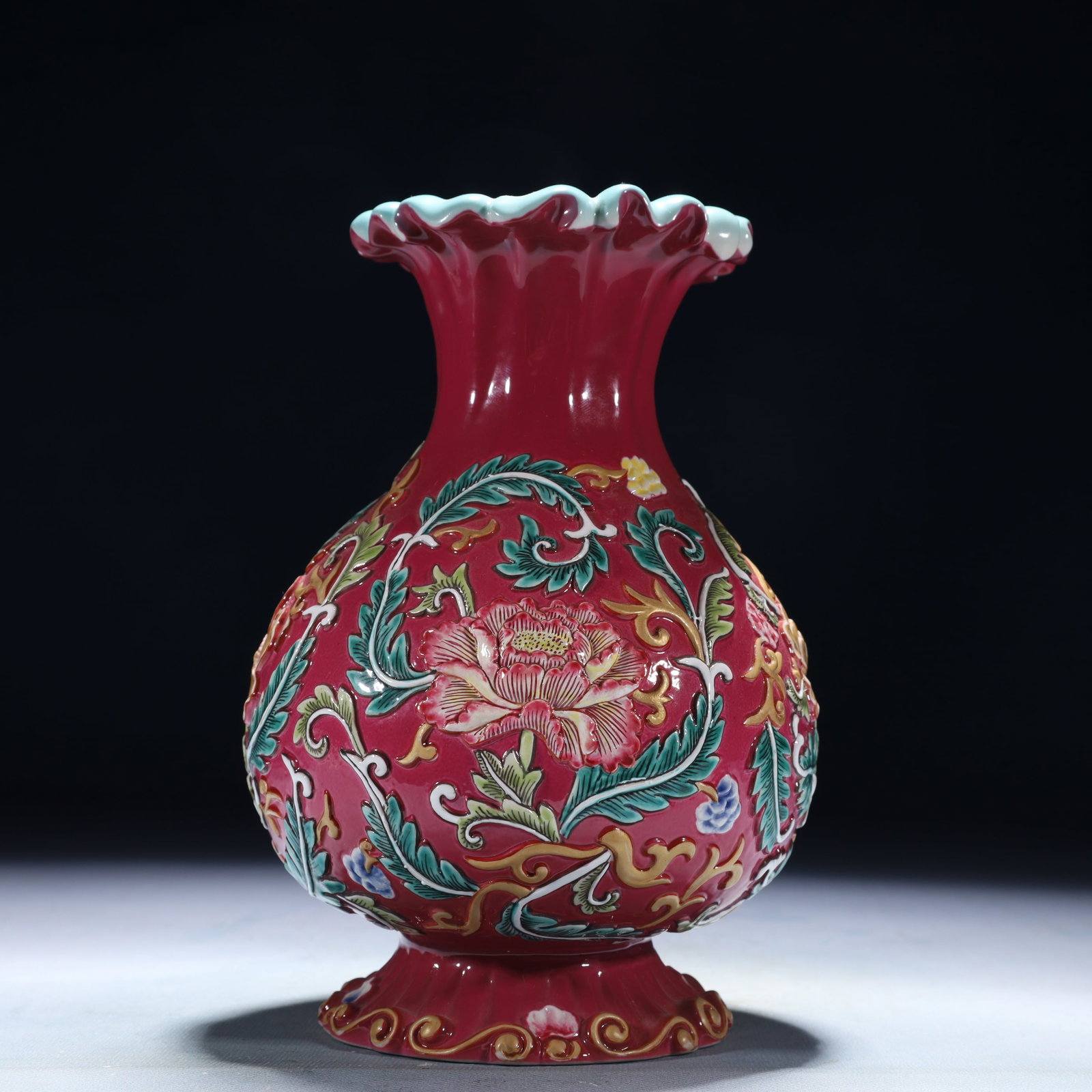 An Exquisite Ruby Red-Glazed Flower Pattern Vase - 3