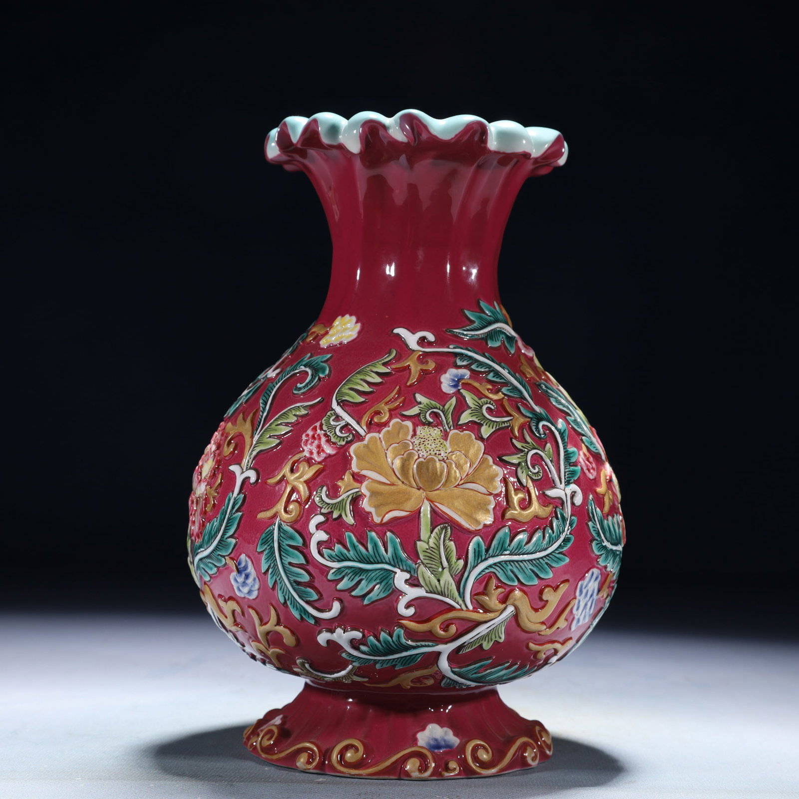 An Exquisite Ruby Red-Glazed Flower Pattern Vase - 4