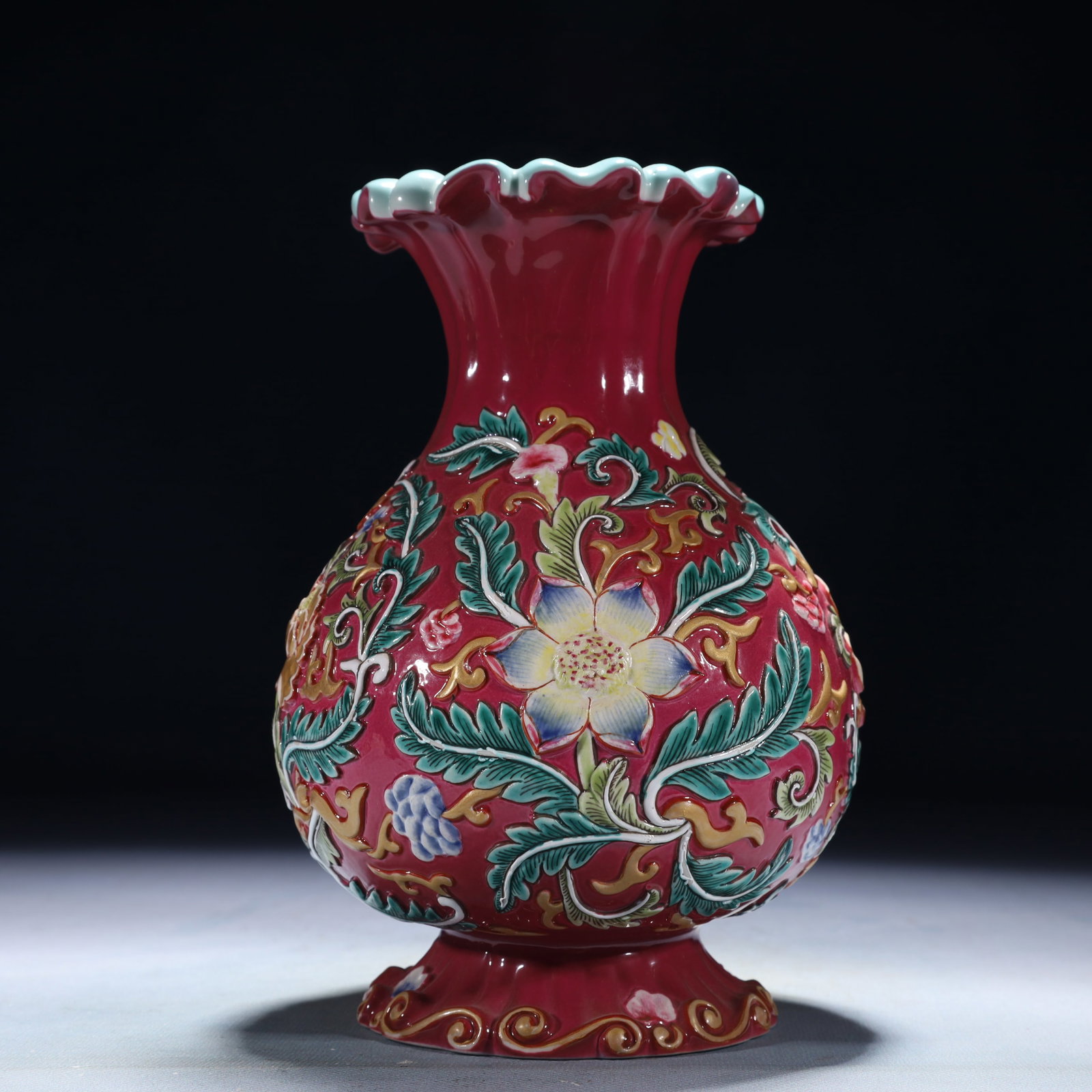 An Exquisite Ruby Red-Glazed Flower Pattern Vase - 5