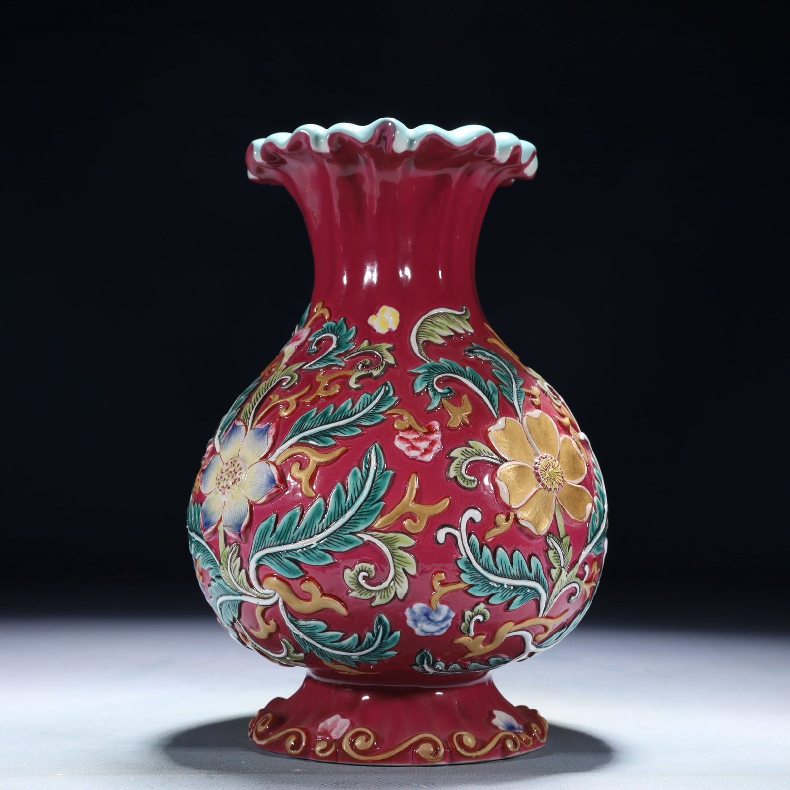An Exquisite Ruby Red-Glazed Flower Pattern Vase - 6