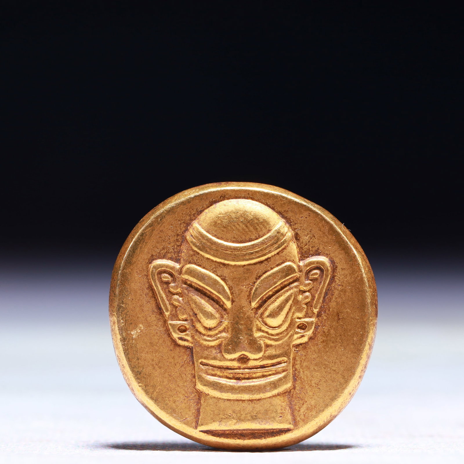 An Exquisite Gilt Bronze Cash Coin: An Exquisite Gilt Bronze Cash Coin,Shang Dynasty,China,Size:1.2in,Weight:29g 铜鎏金钱币,中国商代