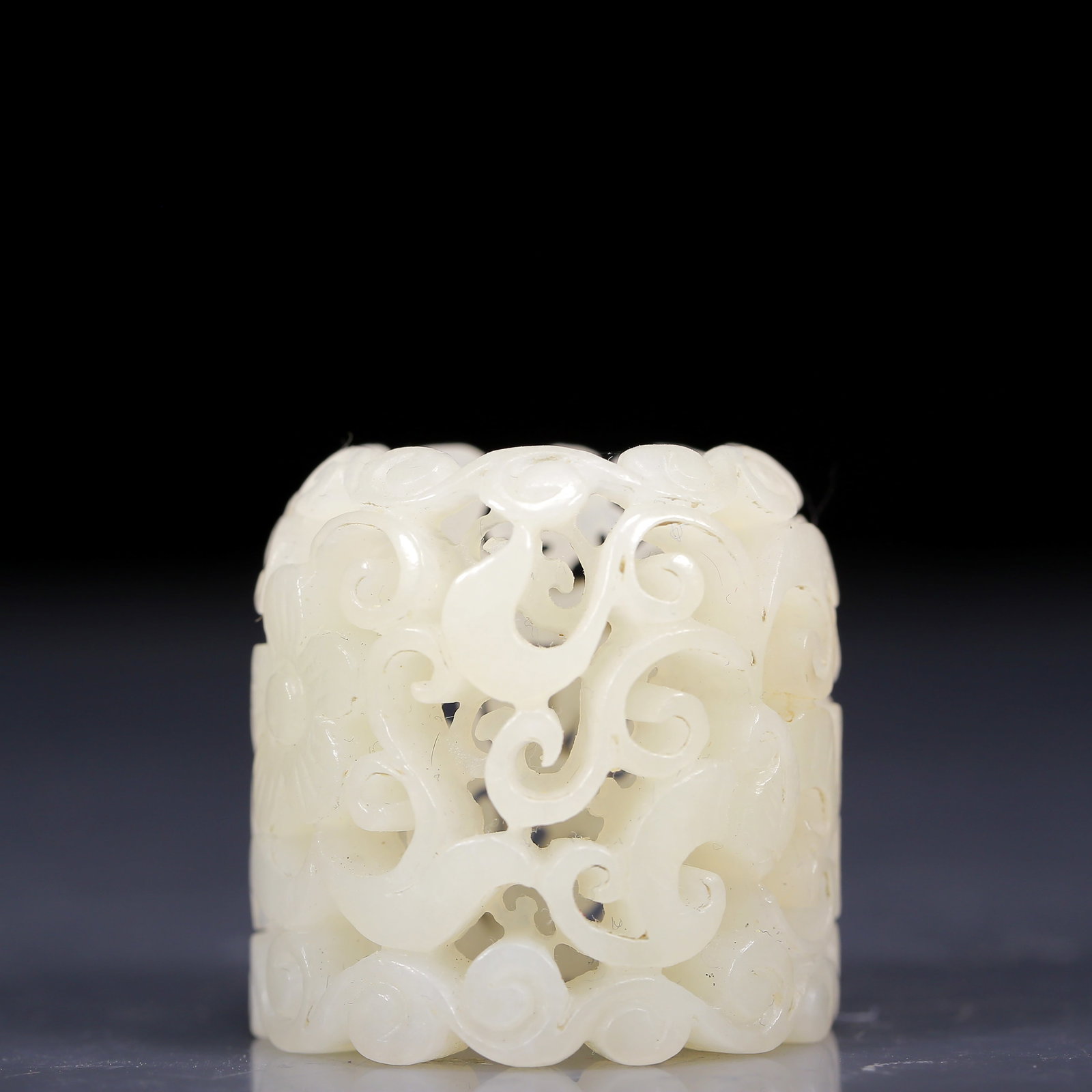 An Exquisite White Jade Flower Pattern Ring - 2