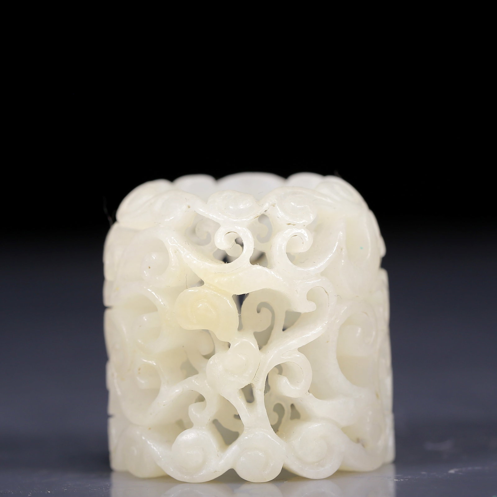 An Exquisite White Jade Flower Pattern Ring - 4
