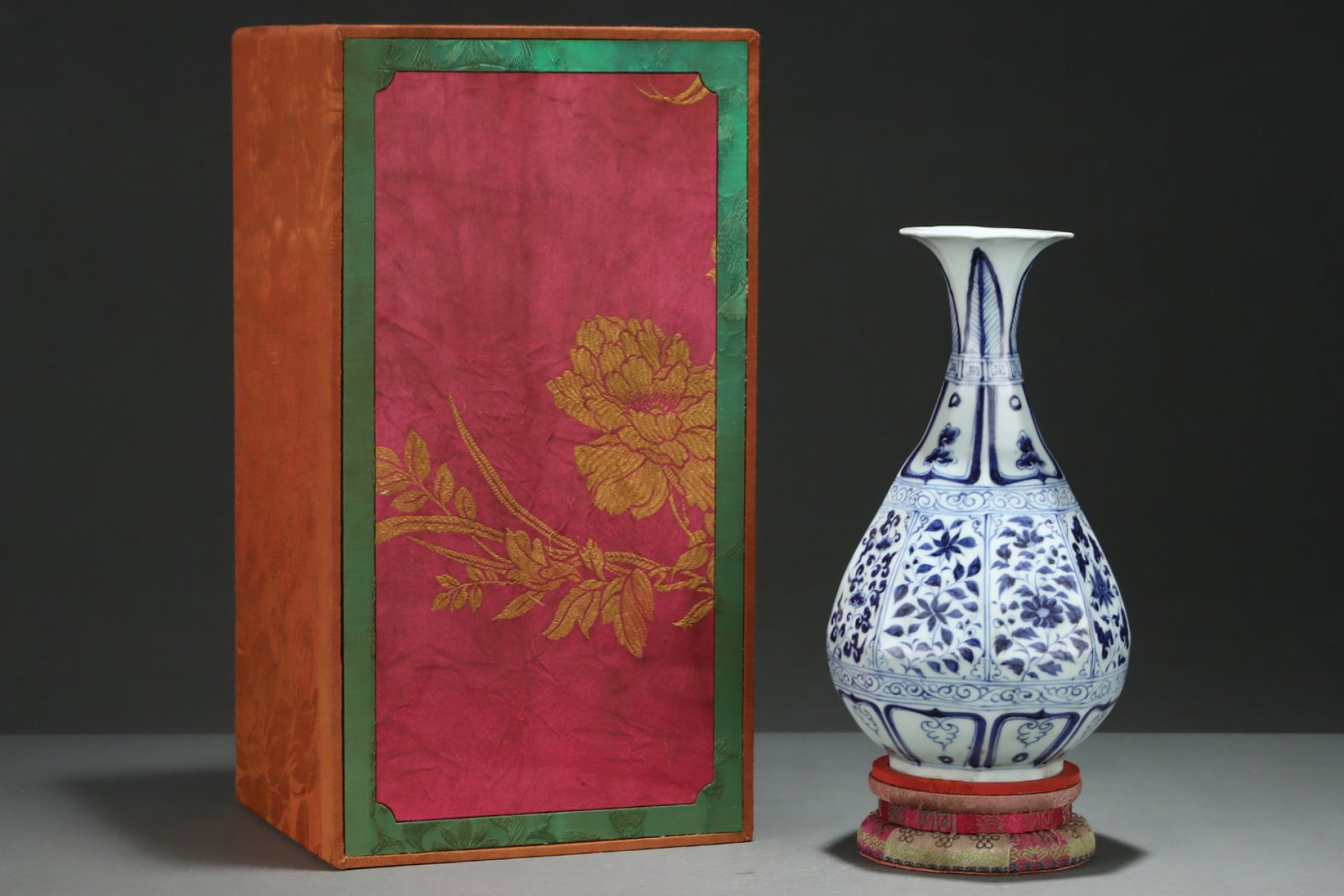 An Exquisite Blue and White Flower Pattern Vase: An Exquisite Blue and White Flower Pattern Vase,Yuan Dynasty,China,Size:10.8inx6.1in 青花花卉纹瓶,中国元代
