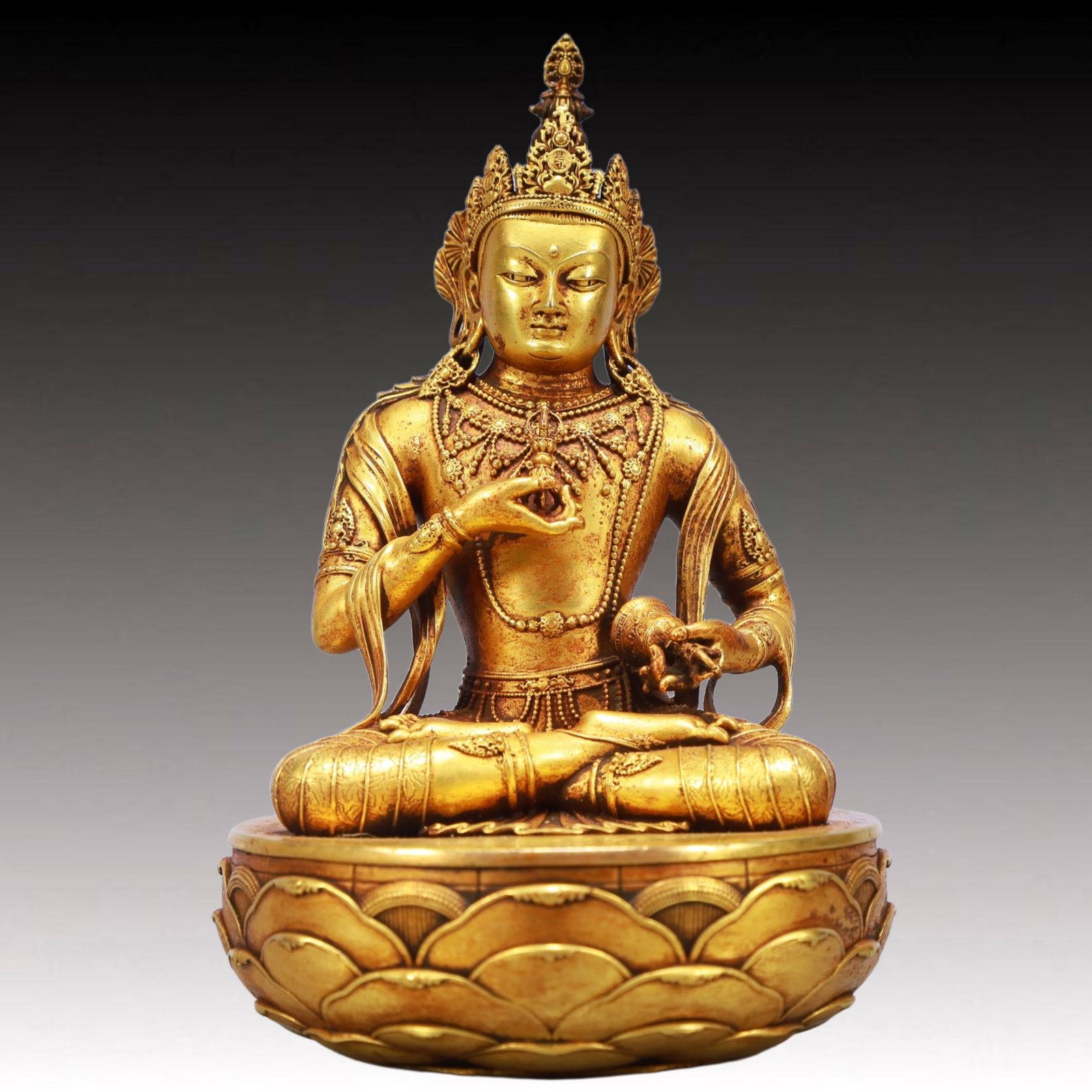 A Solemn Gilt Bronze Statue of Avalokitesvara: A Solemn Gilt Bronze Statue of Avalokitesvara,Ming Dynasty, China,Yongle Six-character Mark,Size:4.3inx6.7in,Weight:2050g 铜鎏金观音像,中国明É