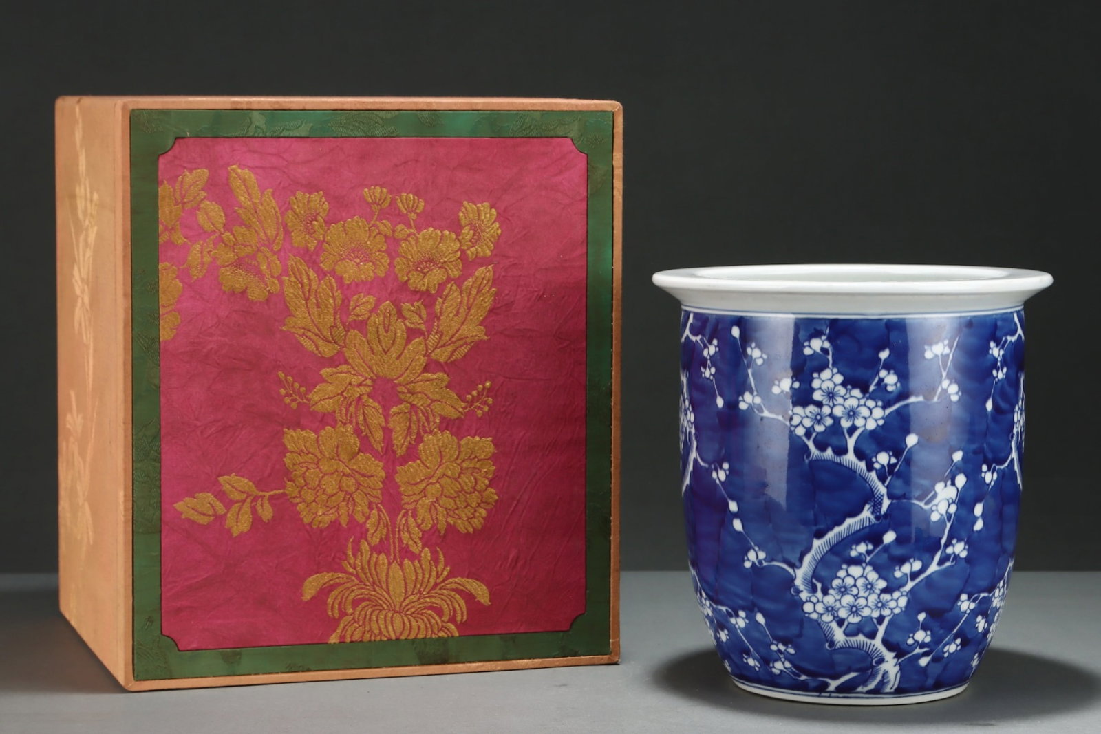 An Exquisite Blue and White Flower Pattern Vat: An Exquisite Blue and White Flower Pattern Vat,Qing Dynasty,China,Size:9.4inx9.2in 青花花卉纹缸,中国清代
