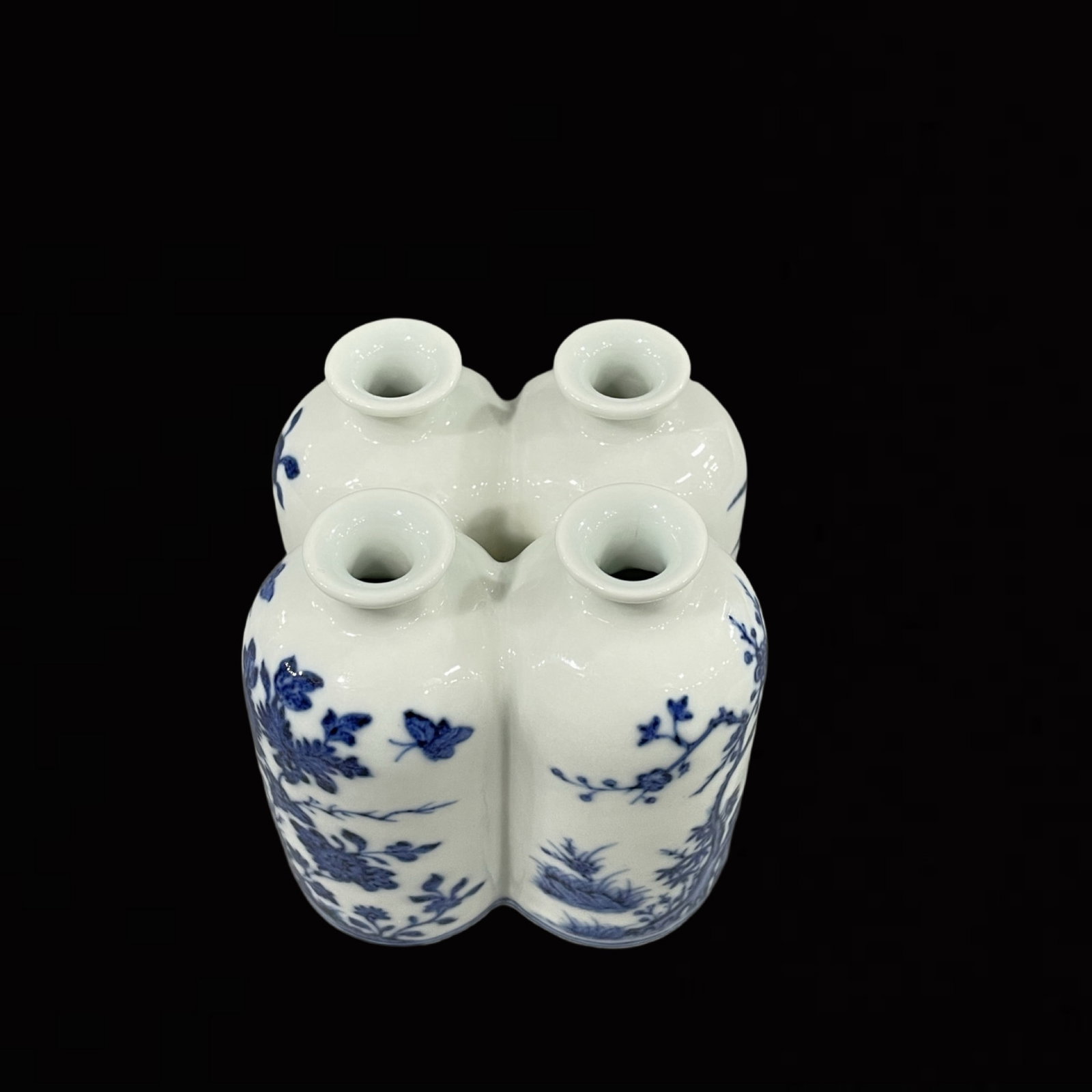 An Exquisite Blue and White Flower and Butterfly Pattern Conjoined bottles: An Exquisite Blue and White Flower and Butterfly Pattern Conjoined bottles,Qing Dynasty,China,Qianlong Four-character Mark,Size:3.9inx3.7in 青花花卉蝴蝶纹$
