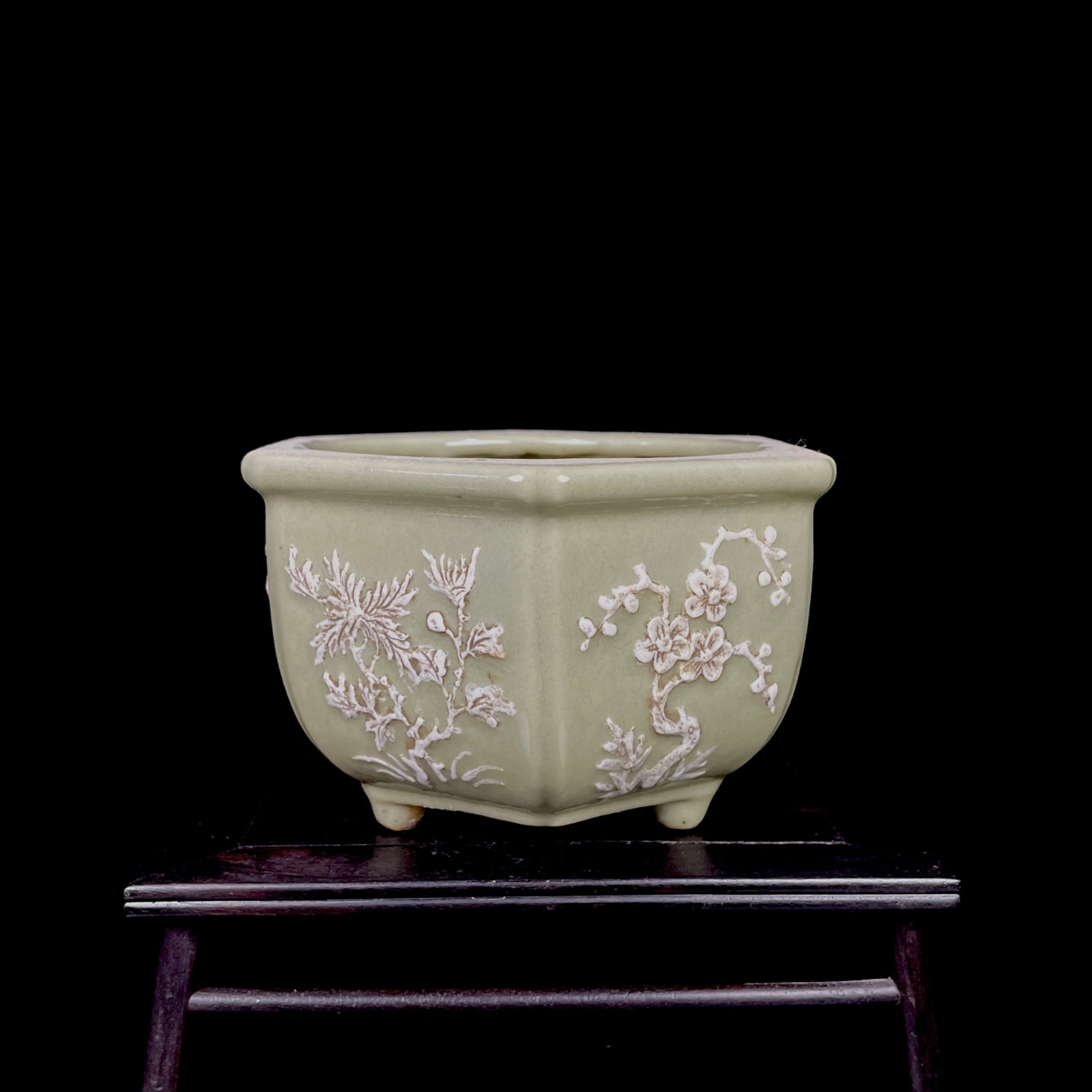 An Exquisite Celadon Glazed Flower Pattern Tripod Flowerpot: An Exquisite Celadon Glazed Flower Pattern Tripod Flowerpot,Qing Dynasty,China,Size:3.1inx5.1in 青釉花卉纹三足花盆,中国清代