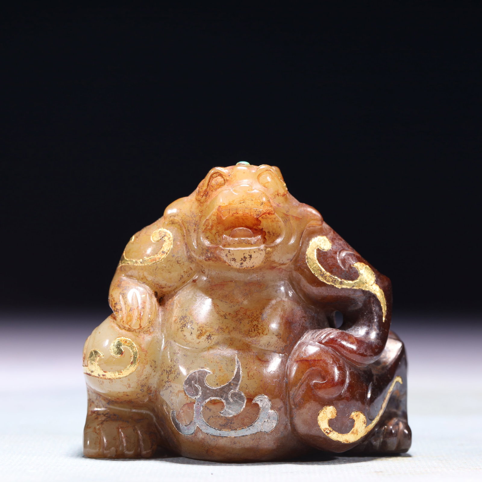 An Exquisite White Jade Inlaid Gold and Silver Bear Ornament: An Exquisite White Jade Inlaid Gold and Silver Bear Ornament,Qing Dynasty,China,Size:2.8inx2inx2.4in,Weight:278.8g 白玉错金银熊摆件,中国