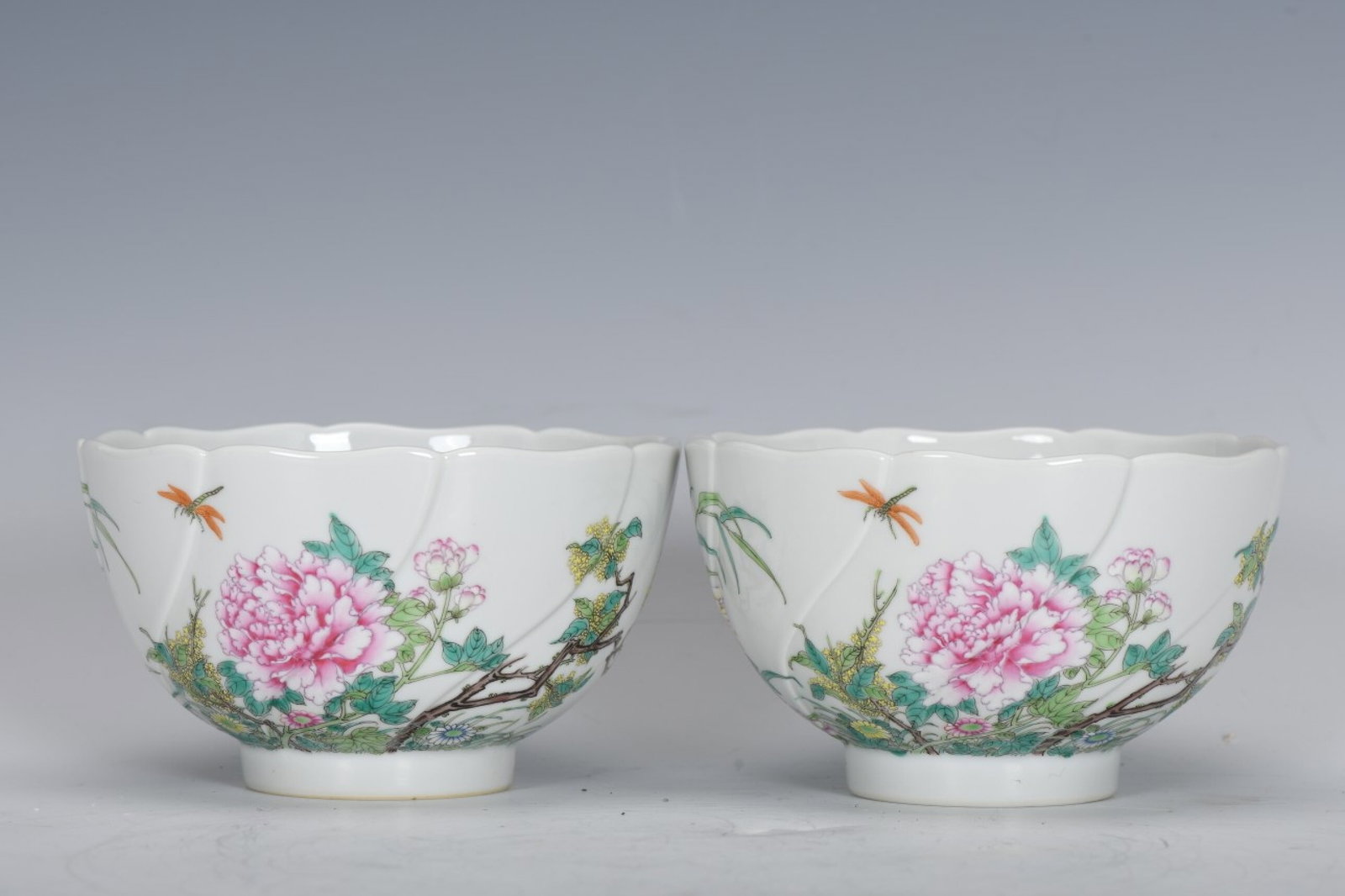 A Pair of Exquisite Enamel Flower Pattern Bowls: A Pair of Exquisite Enamel Flower Pattern Bowls,Qing Dynasty,China,Yongzheng Four-character Mark,Size:2.8inx4.8in