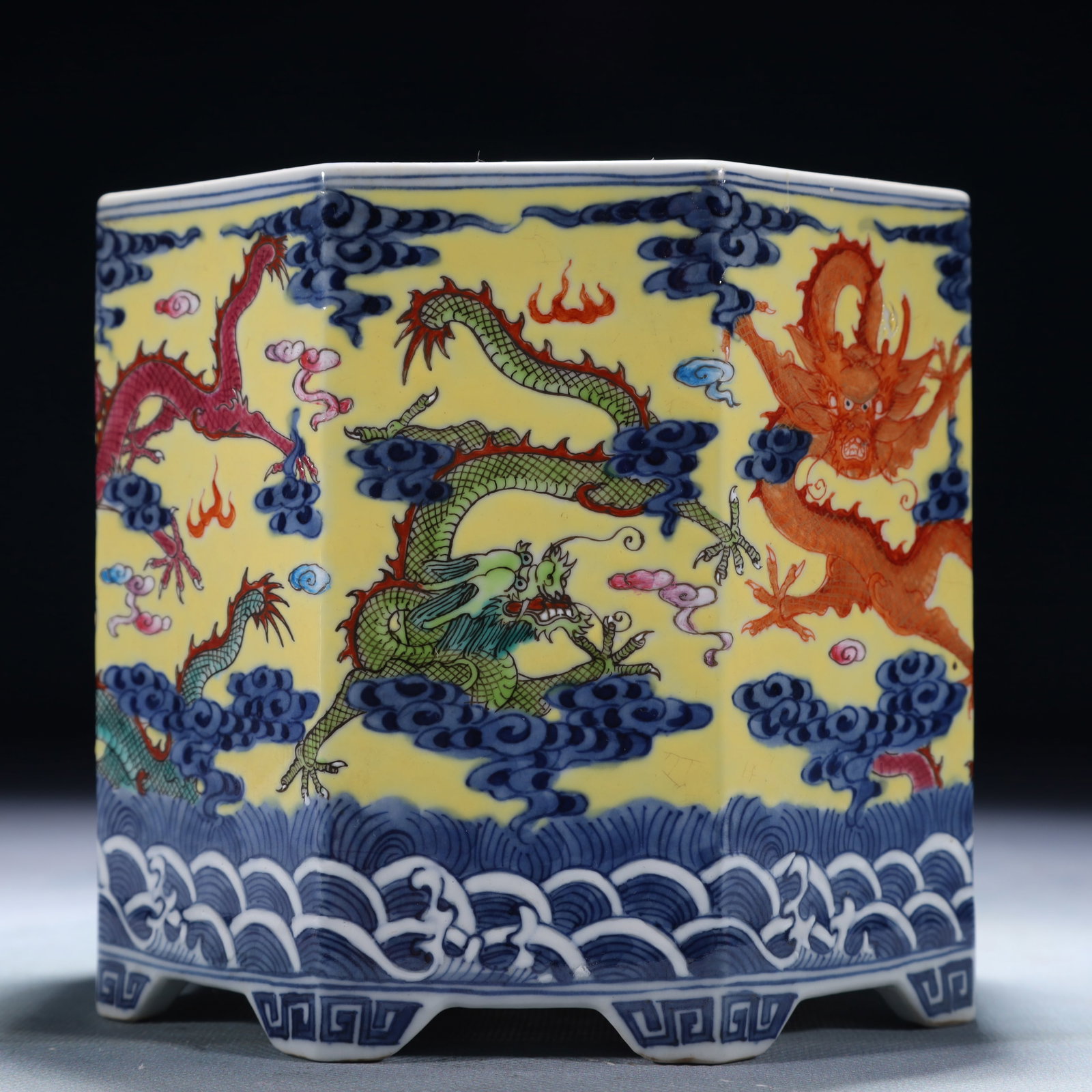 An Exquisite Wucai Auspicious Cloud and Dragon Pattern Brush Pot: An Exquisite Wucai Auspicious Cloud and Dragon Pattern Brush Pot,Qing Dynasty,China,Qianlong Six-character Mark,Size:5.5inx5.1in,Weight:1200g 五彩祥云龙纹笔&#