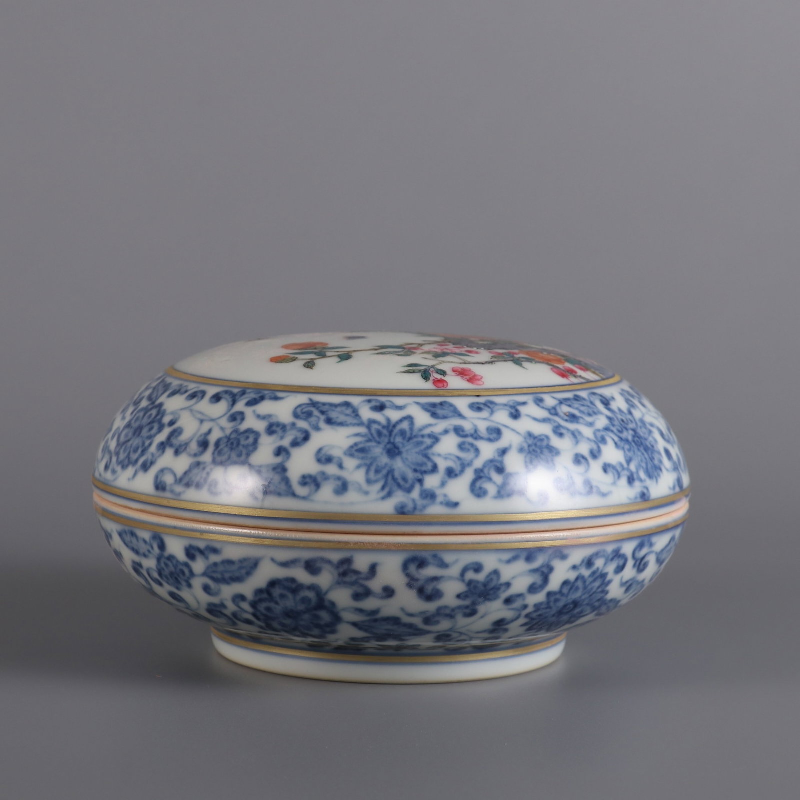 An Exquisite Blue and White Famille-Rose Flower and Bird Pattern Box with Cover: An Exquisite Blue and White Famille-Rose Flower and Bird Pattern Box with Cover,Qing Dynasty,China,Qianlong Six-character Mark,Size:2.6inx4.9in 青花粉彩花鸟纹