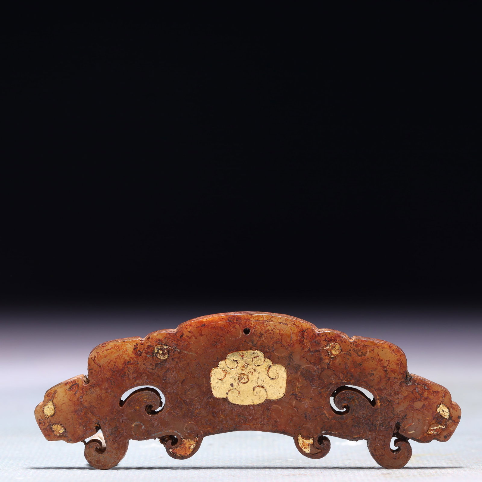 An Exquisite Archaic Jade Inlaid Gold Beast Pendant: An Exquisite Archaic Jade Inlaid Gold Beast Pendant,Ancient Time,China,Size:3.1inx0.9in,Weight:19.1g 高古玉错金兽挂件,中国远古&#